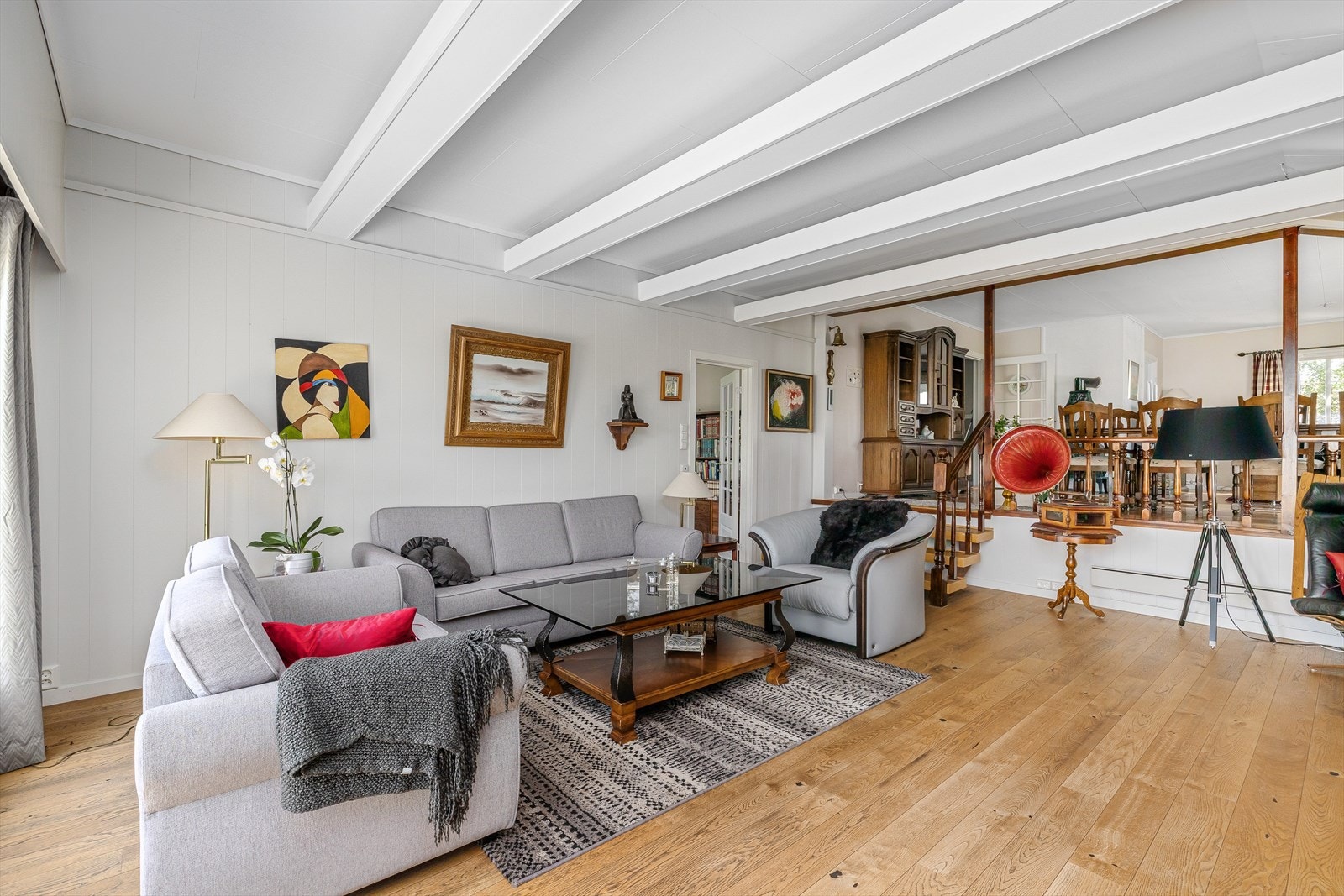 Boligens stue utgjør et stort rom hvor store vindusflater, masse lys og herlig romfølelse dominerer inntrykkene. Galleribilde