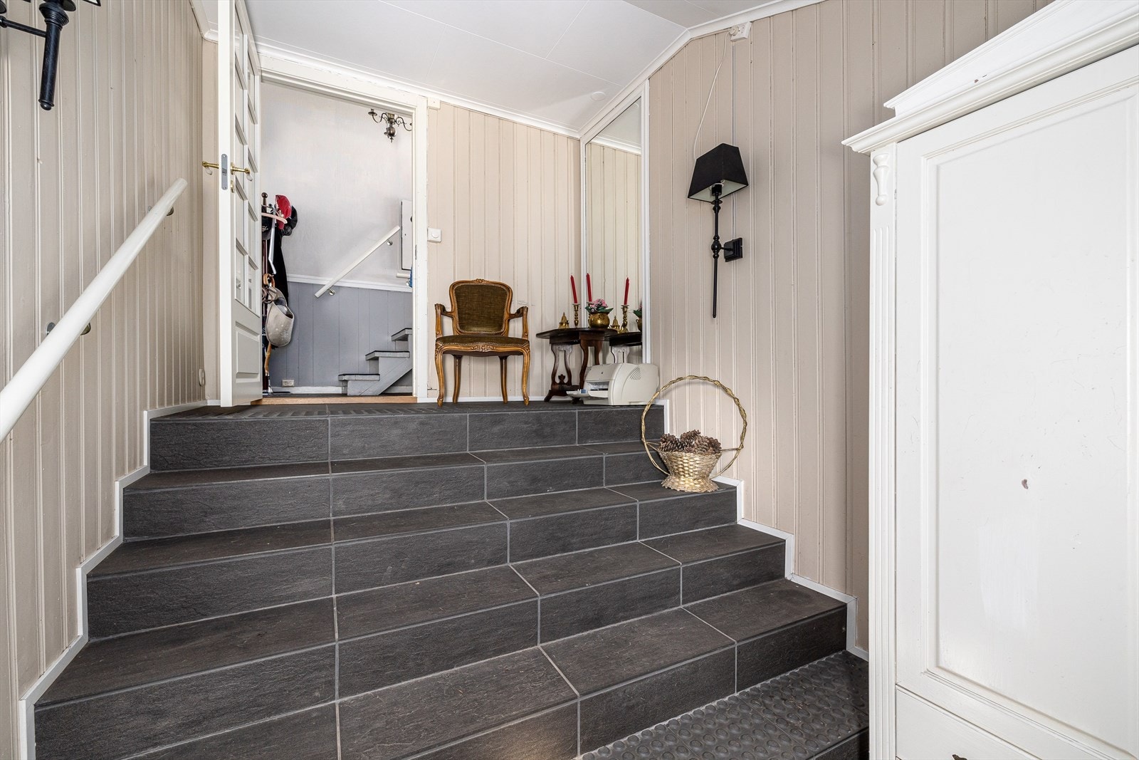 Første møte med boligen er en lys og romslig entrè. Galleribilde