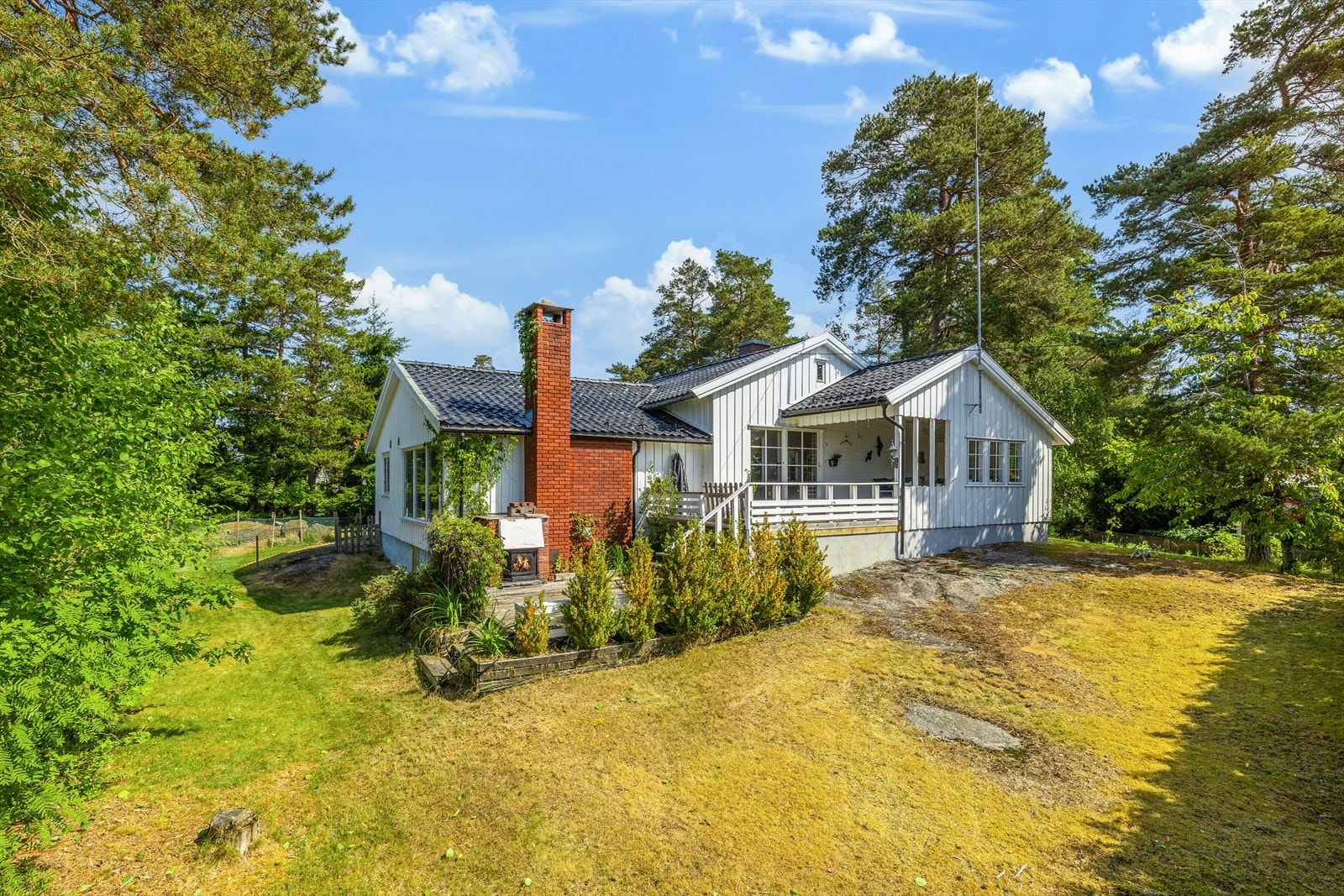 Med husets plassering, godt trukket opp på tomten i tillegg til god avstand mot bebyggelse på naboeiendommer, forsterkes den "luftige" og åpne opplevelsen av tomten utover dens herlige størrelse. Galleribilde