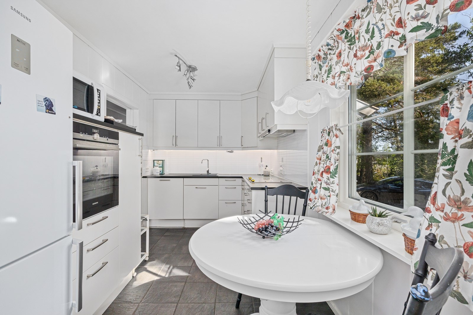 Hyggelig spiseplass på kjøkkenet. Galleribilde