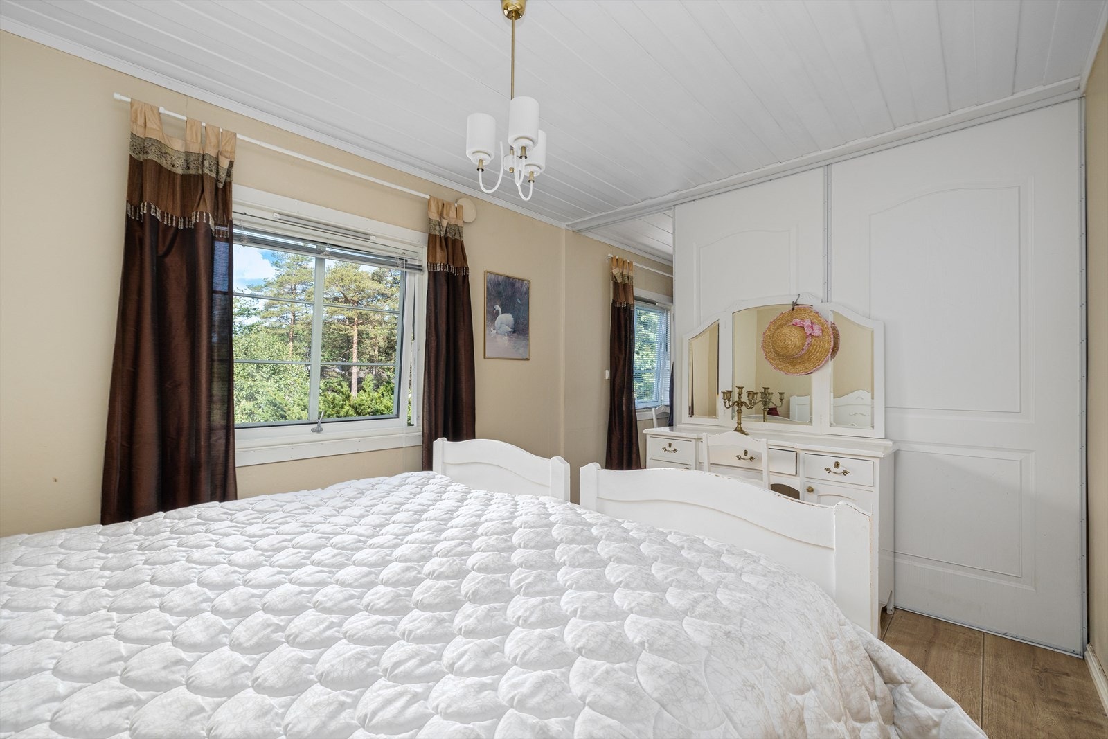 Hovedsoverom med adkomst til walk in closet. Galleribilde