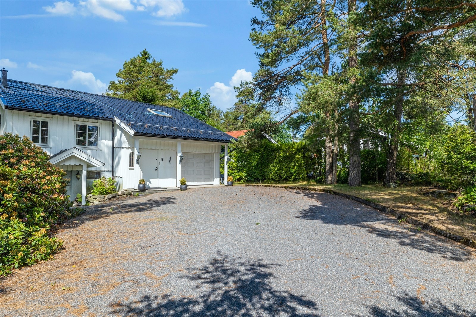 Parkering i garasje og i egen gårdsplass. Galleribilde