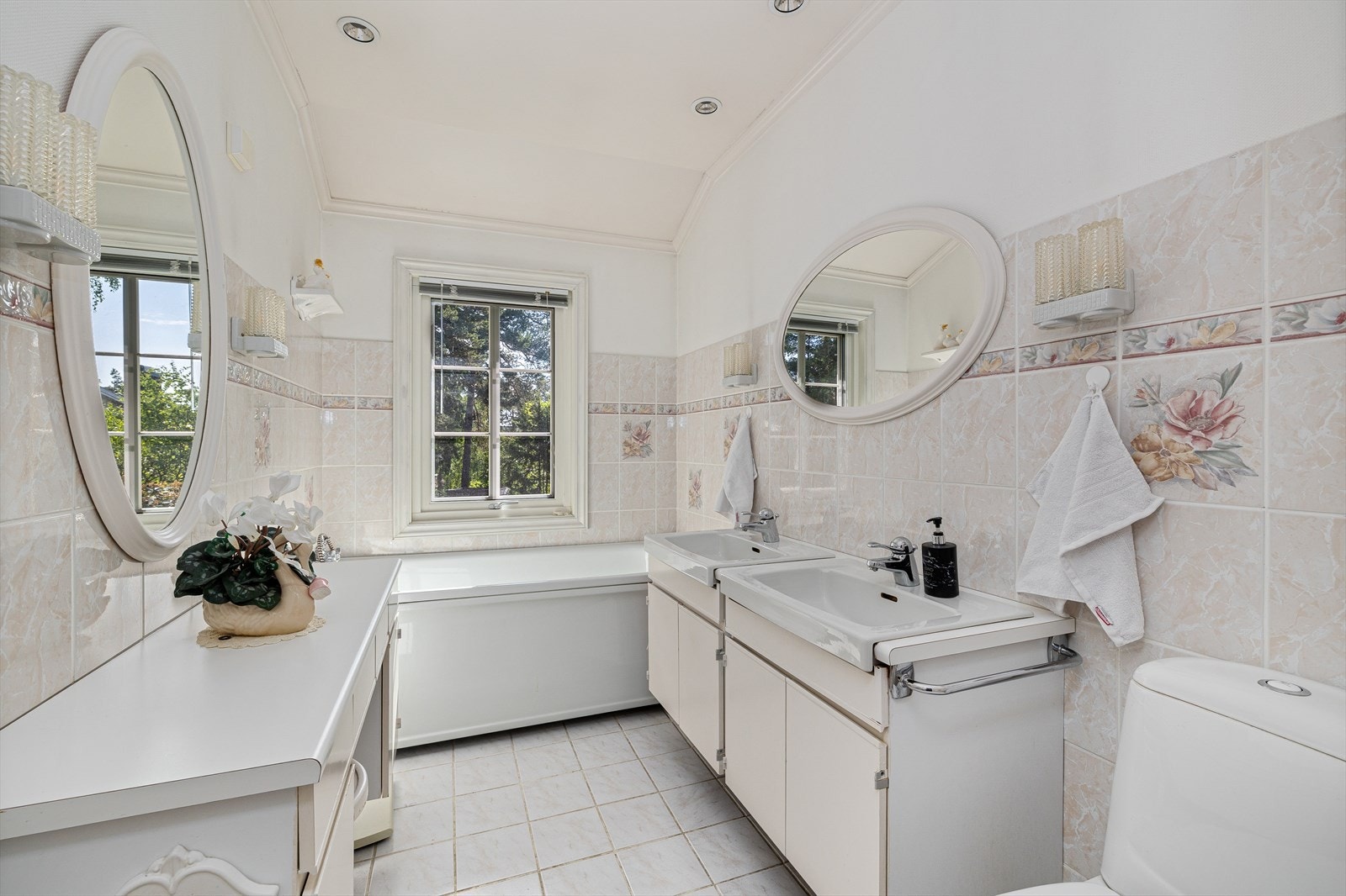 Flislagt baderom med varmekabler og innredet
med 2 servantskap, baderomsinnredning, toalett og badekar. Galleribilde