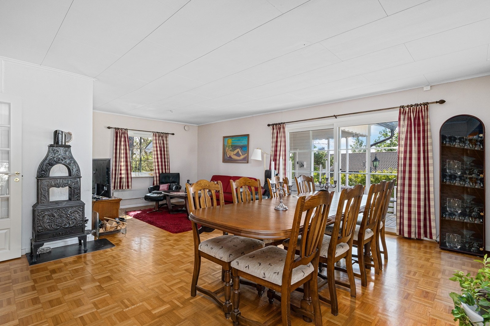 Den mest naturlige plasseringen av hjemmets spisestue er det plass til spisebord hvor man kan samle familie og venner til hyggelig samvær med god plass til langbord Galleribilde