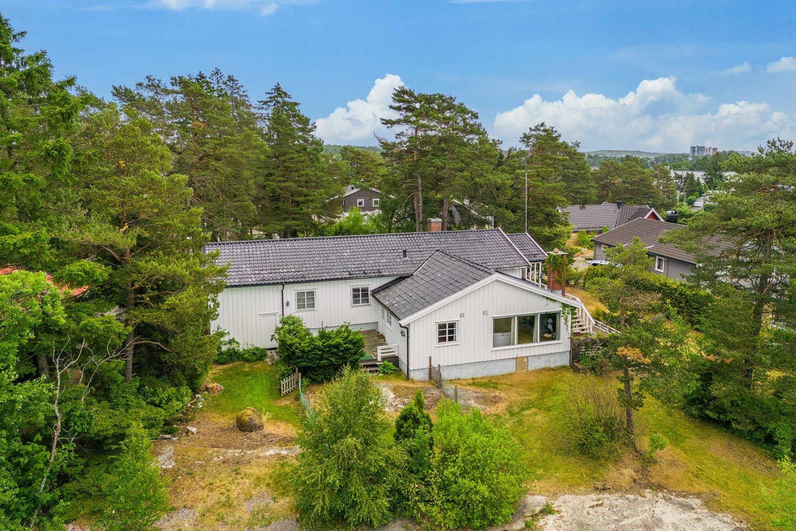 Boligen ligger på en nydelig tomt og er omkranset av en flott, innbydende og godt opparbeidet hage med ulike trær og prydvekster. Galleribilde