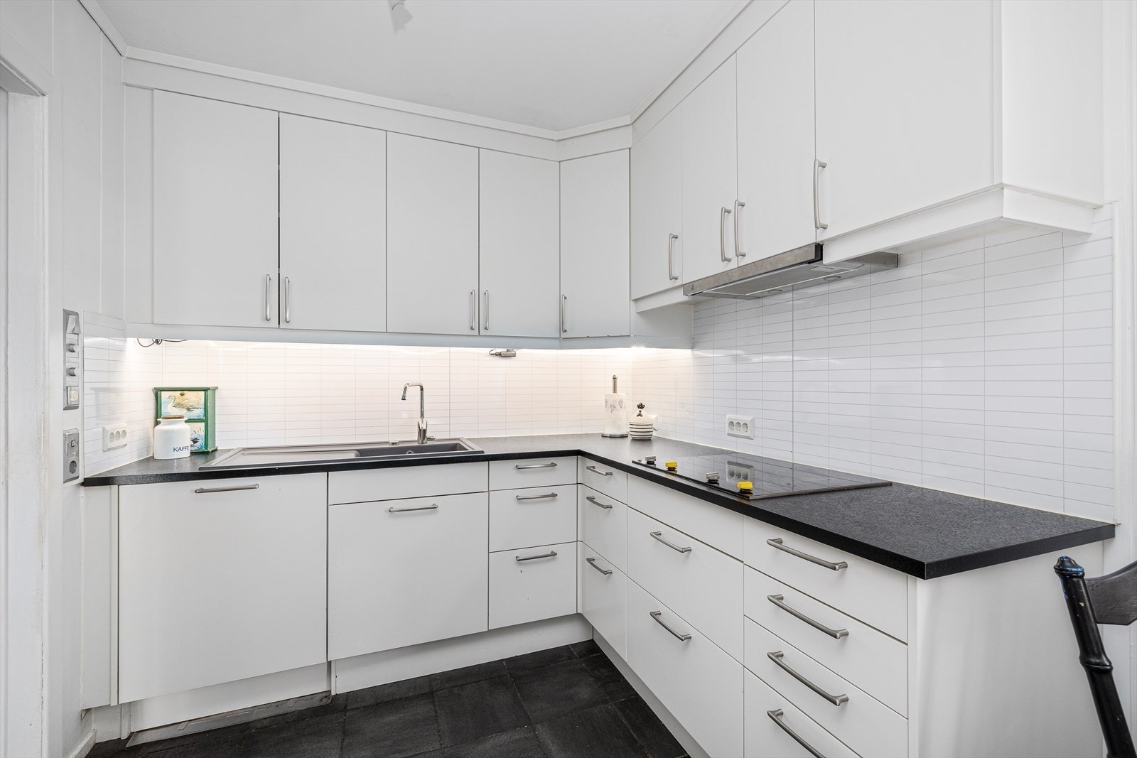 Kjøkkenet har innredning med glatte fronter. Galleribilde