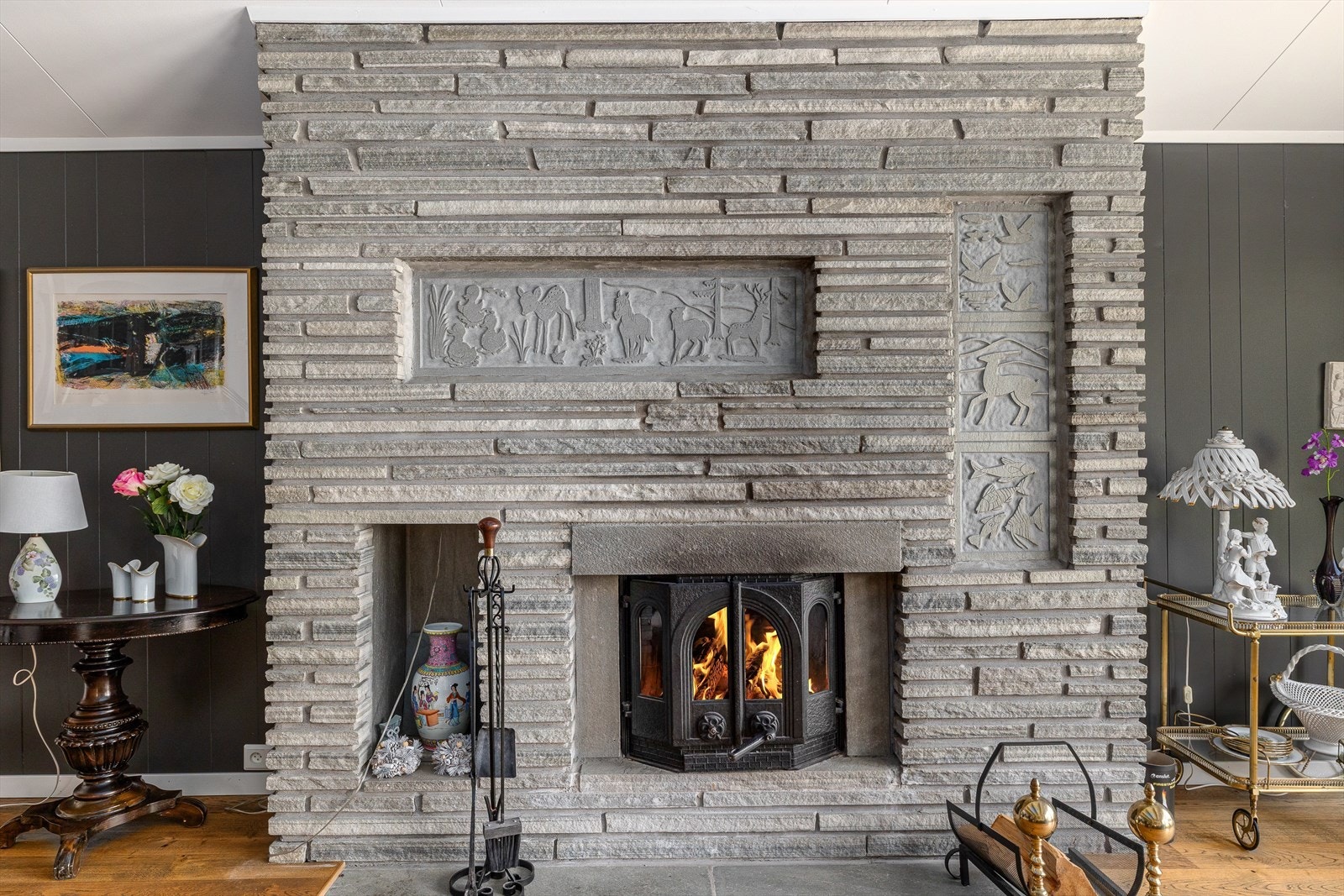 Fin peisovn sentralt plassert i stuen. Galleribilde