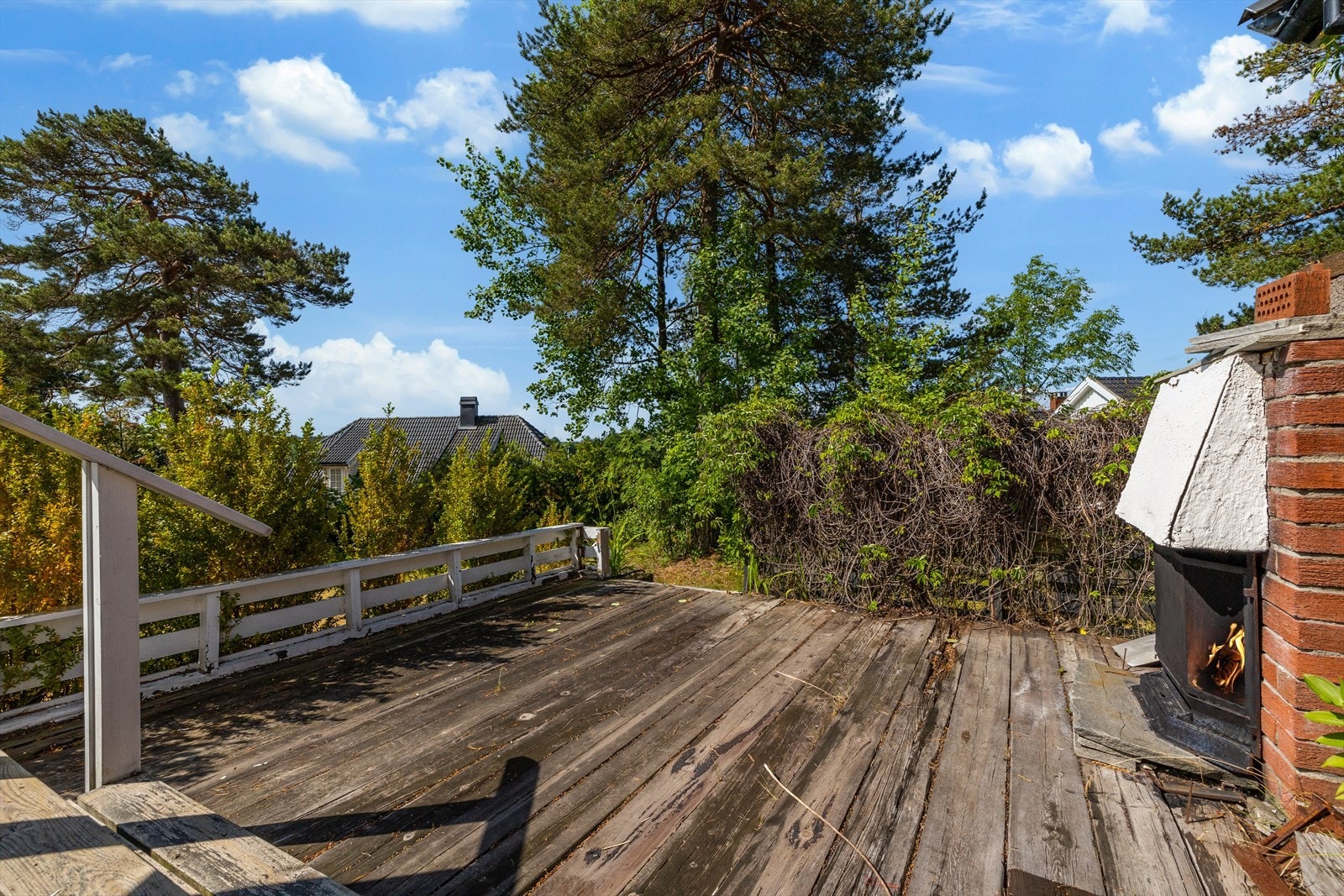 Lange soldager kan nytes i den romslige og pent opparbeidede hagen hvor man også finner et herlig "terrasseeldorado". Galleribilde