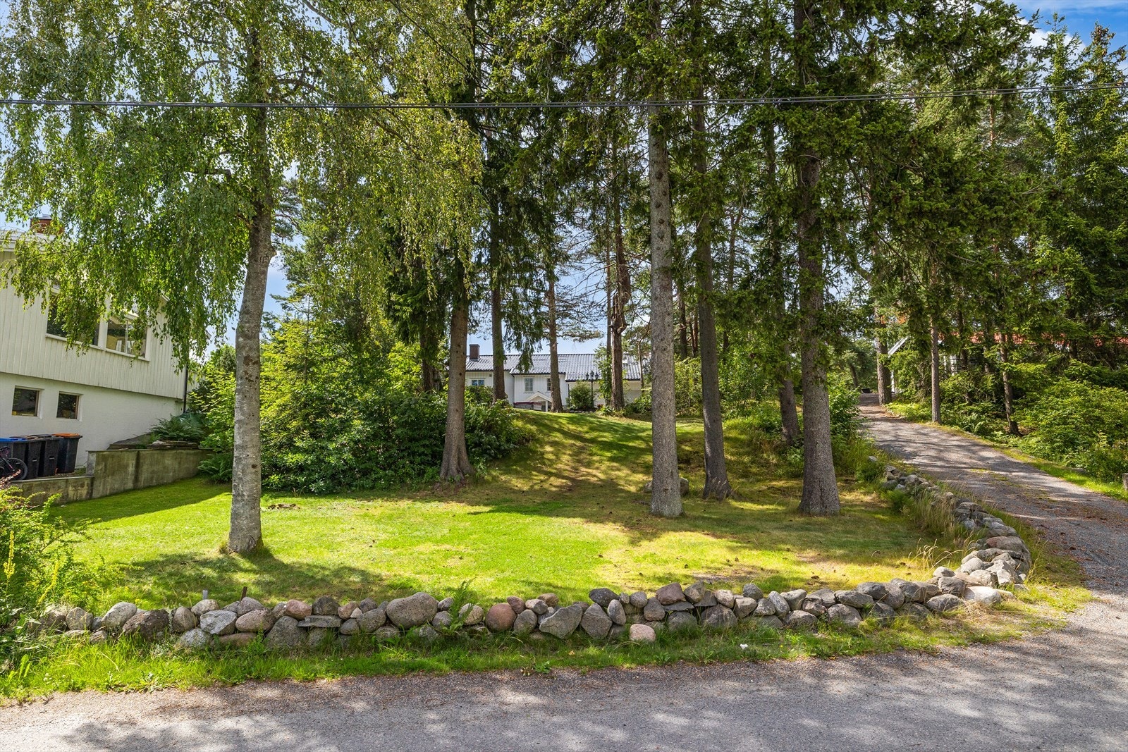 Stor selveiertomt på ca. 1.650m2. Galleribilde