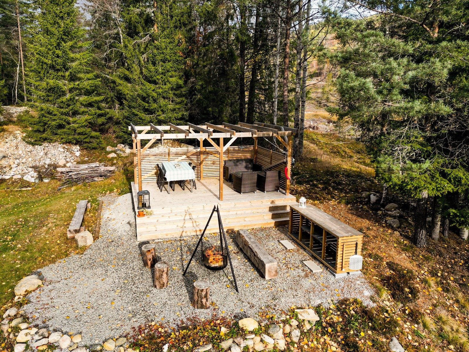 Her er det også tillaget en nydelig grillplass med tre-platting på 16 kvm og pergola fra 2022. Galleribilde