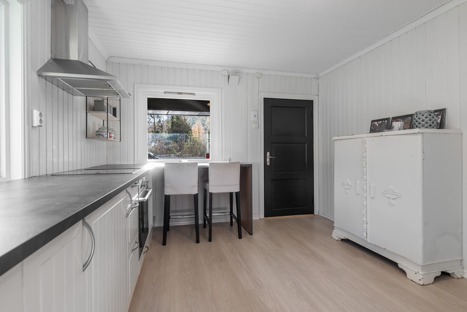 I forlengelse av kjøkkenbenken er det tillaget en hyggelig spiseplass for to. Galleribilde