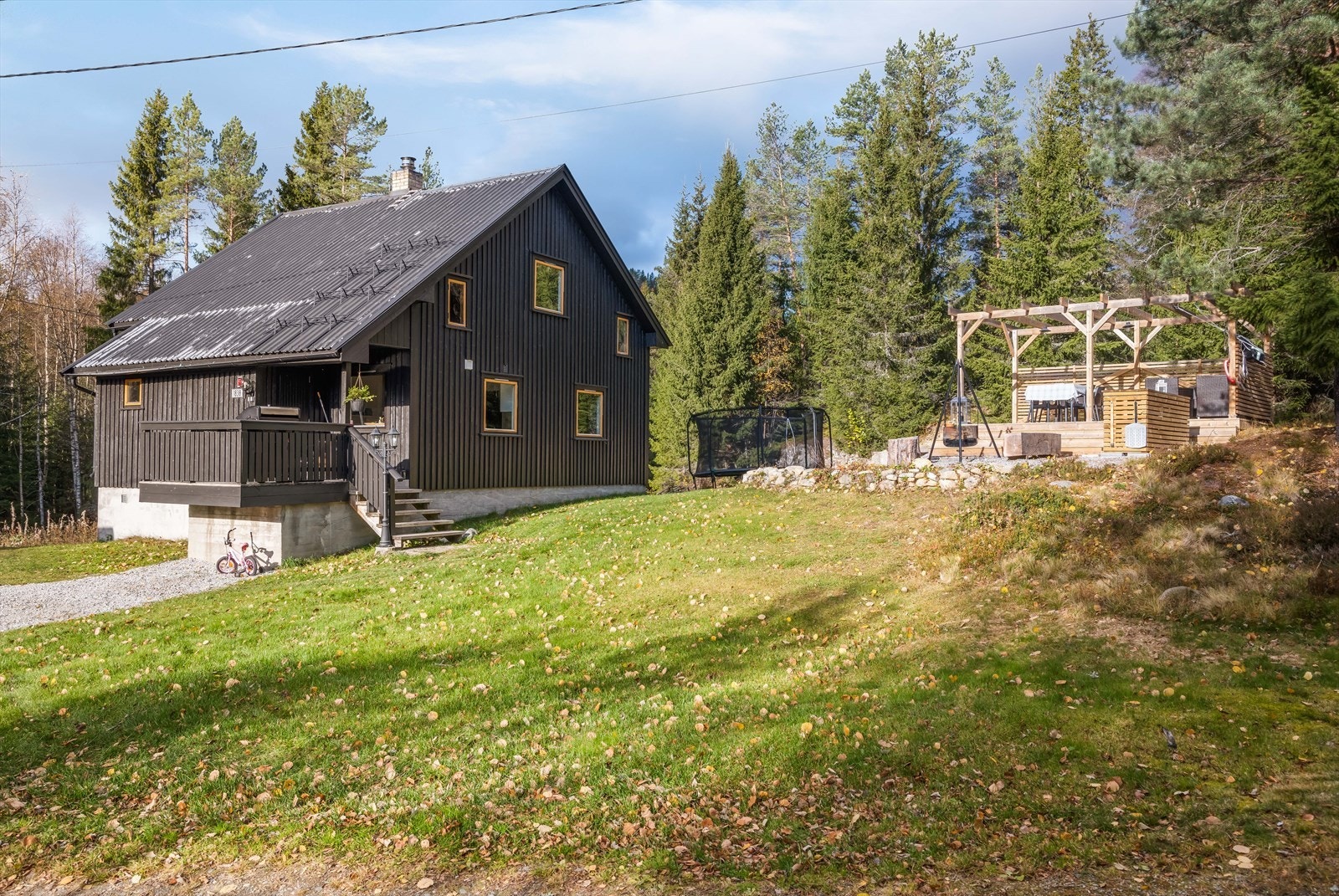 Eiendommen er en 1 101,8 kvm stor eiendom med gressplen og gruslagt gårdsplass. Galleribilde