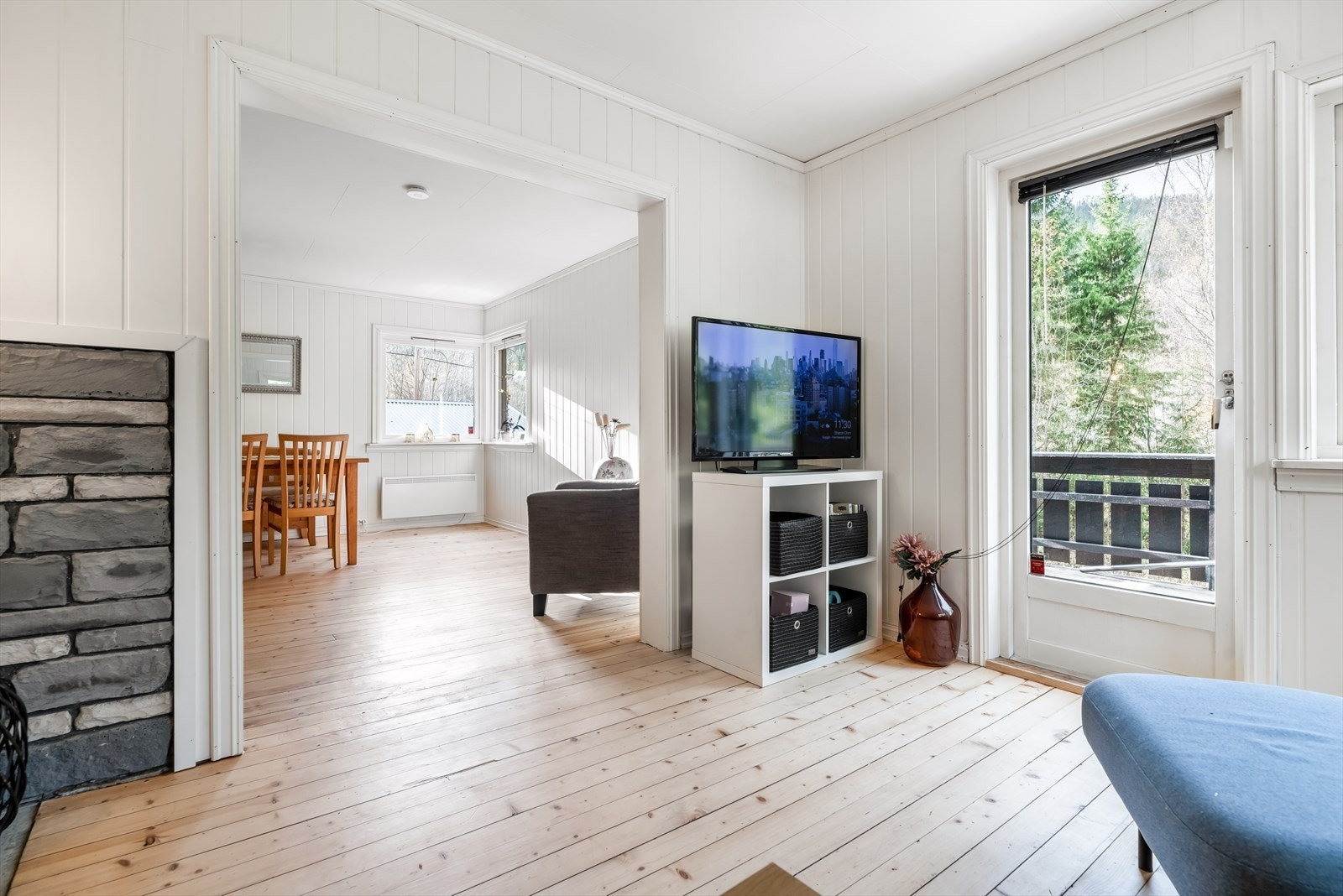 Fra tv-stue delen er det utgang til veranda. Galleribilde
