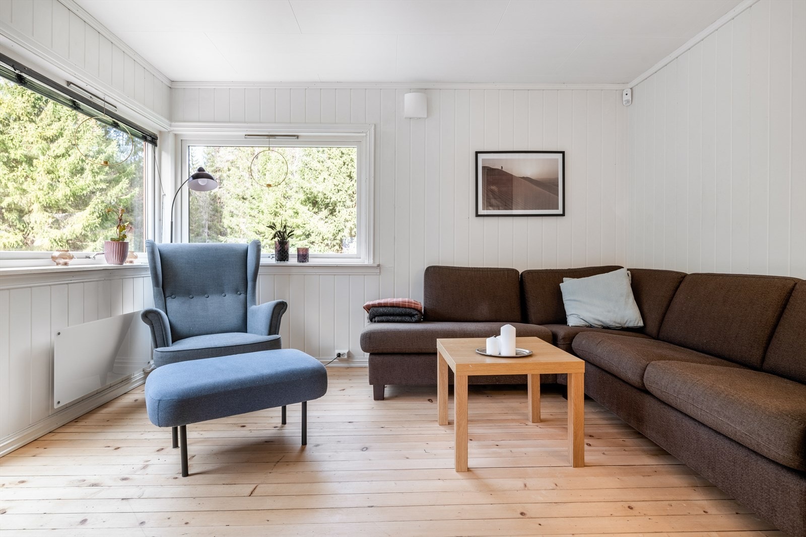 Stuen er romslig og todelt, med en tv-stue og en spisestuedel. Galleribilde