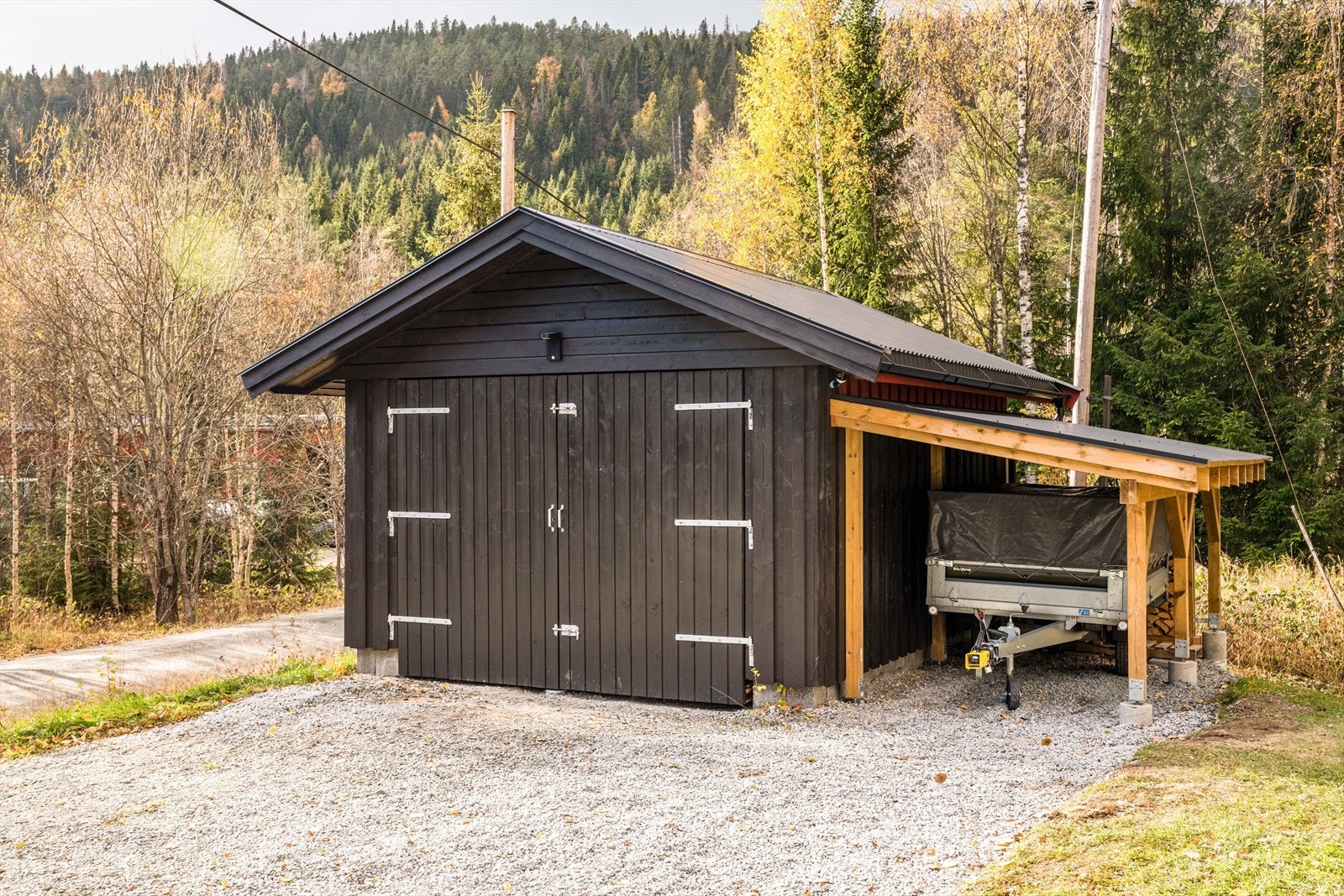 Garasjen er 18 kvm stor og oppført i 2018.
Den tilbygde carporten er ikke tilpasset en bil, men passer fint for sykler, henger og lignende. Galleribilde