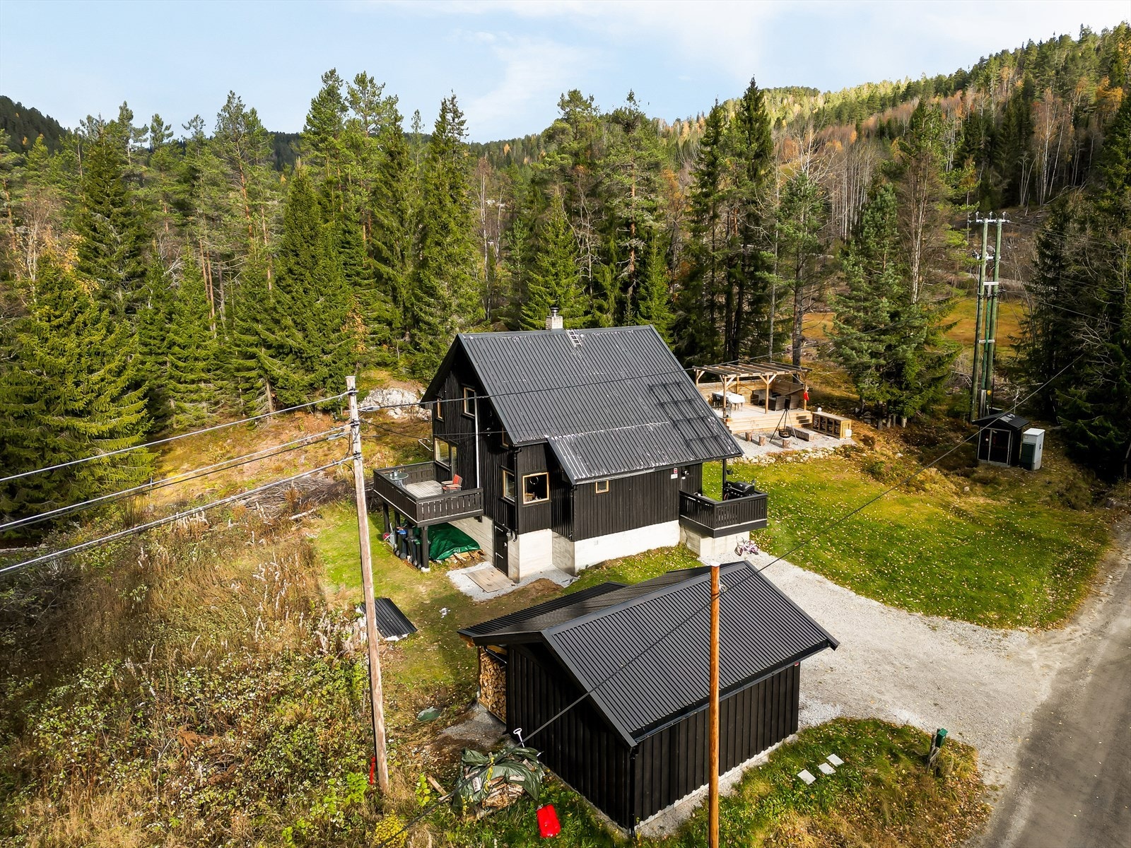 I tillegg til eneboligen er det oppført en garasje med carport på eiendommen. Galleribilde