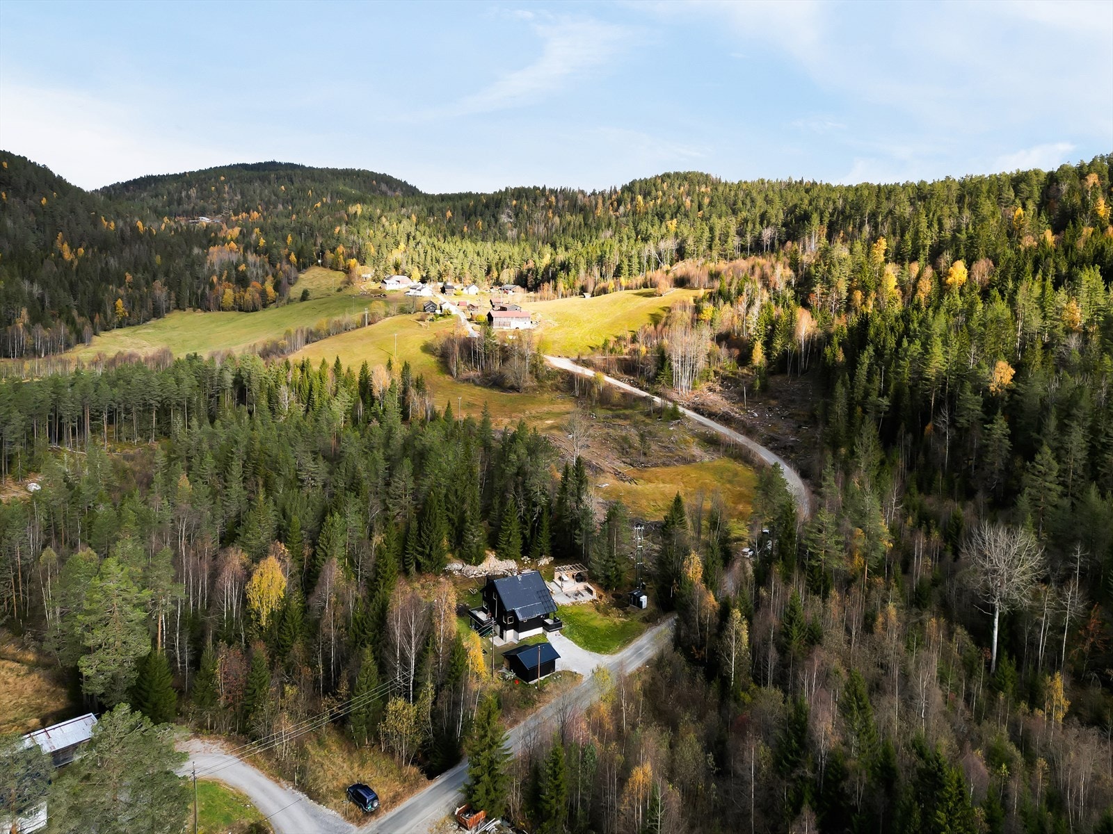 Hovin har fine turområder, og her er det mulighet for både sykkelturer og fotturer. Området er et perfekt utgangspunkt for fotturer i Blefjell hvor det også er et stort løypenett. Ca. 50 km til Kongsberg, ca. 45 km til Notodden og ca. 60 km til Rjukan. Galleribilde