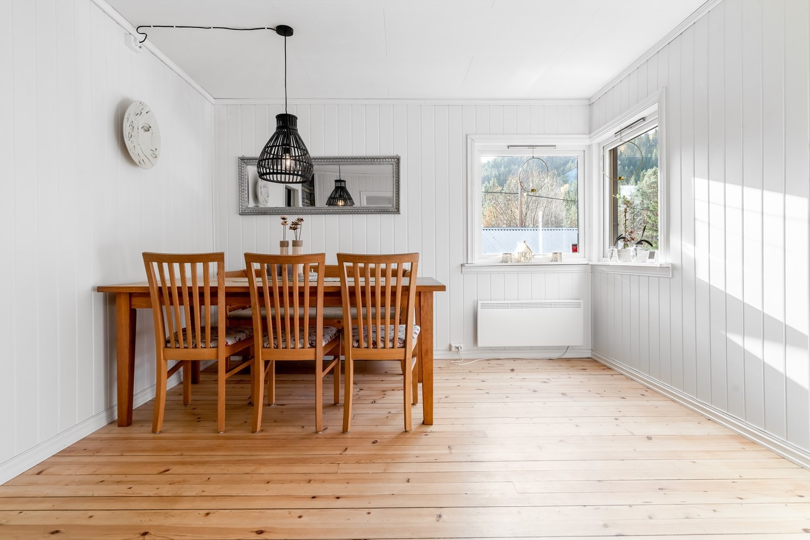 Spisestuedelen har en Jøtul 502 vedovn, og ligger fint til ved kjøkkenet. Galleribilde