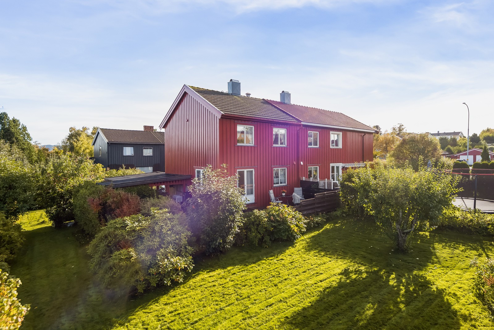 Vertikaldelt 1/2-part på 120 kvm BRA. Stor solrik tomt med hage og terrasse. Carport. Peis. Familievennlig beliggenhet.