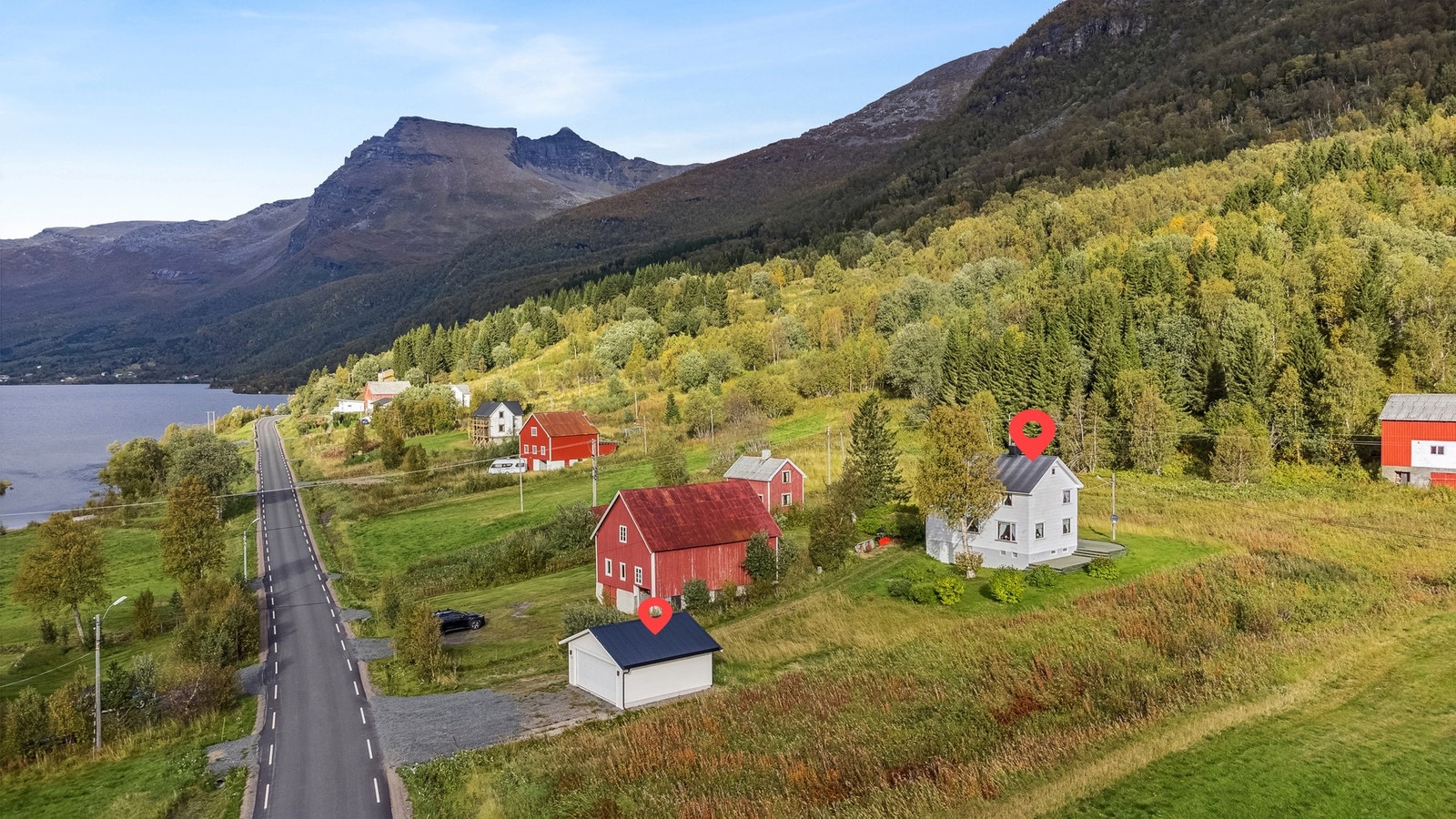 Velkommen til Grovfjordveien 1243! Fritidsbolig med nyere garasje. Eiendommen ligger i flotte omgivelser ved Saltvatnet i Grovfjorden. Strøm og helårsvann. Velkommen på visning! Galleribilde