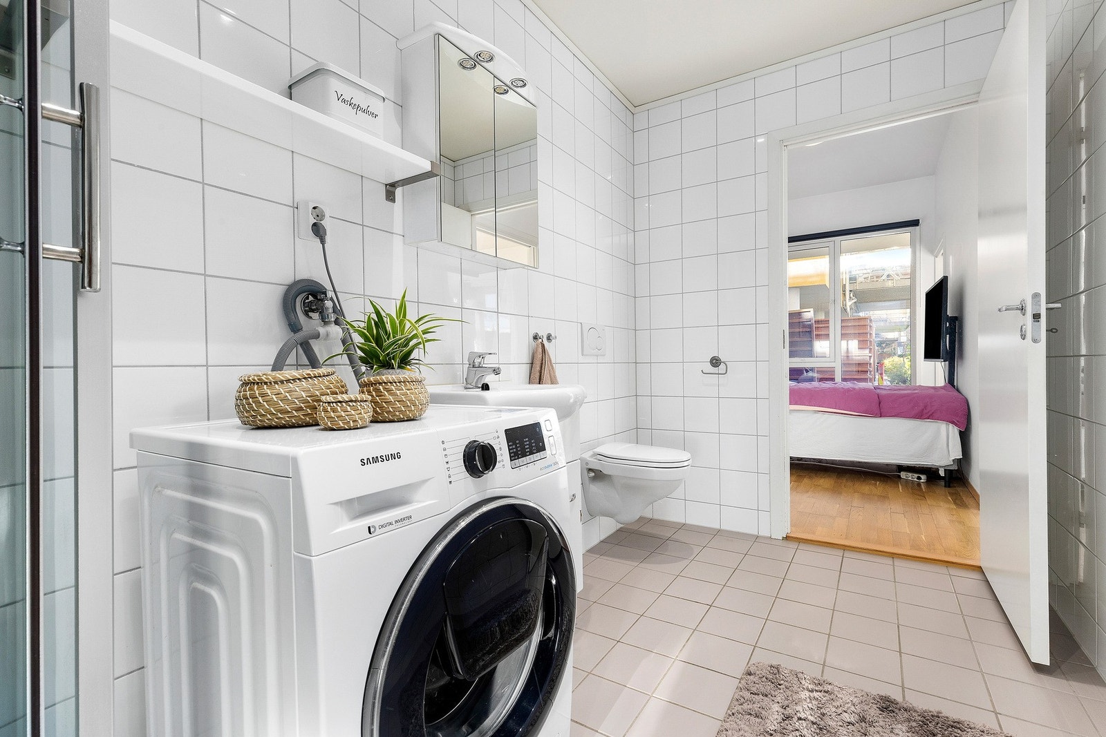 Lyst flislagt bad med varme i gulvet. Badet er på romslige 6 kvm Galleribilde