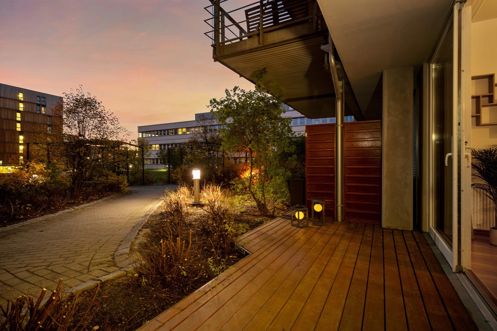 Hekken er nylig klipt ned av sameiet. I blomst fungerer denne som en fin skjerming. Terrassebordet er byttet i 2021, ifølge selger Galleribilde