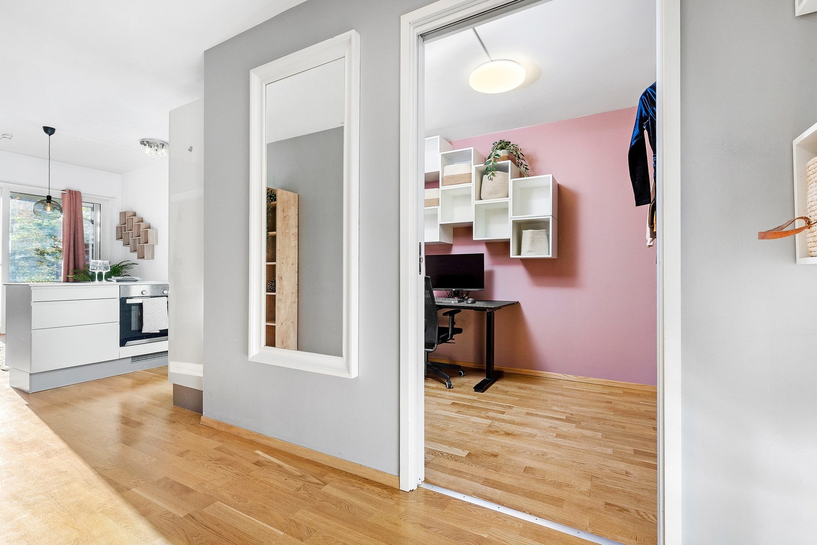 Leiligheten har et ekstra rom på 6 kvm som brukes som garderobe og kontor Galleribilde