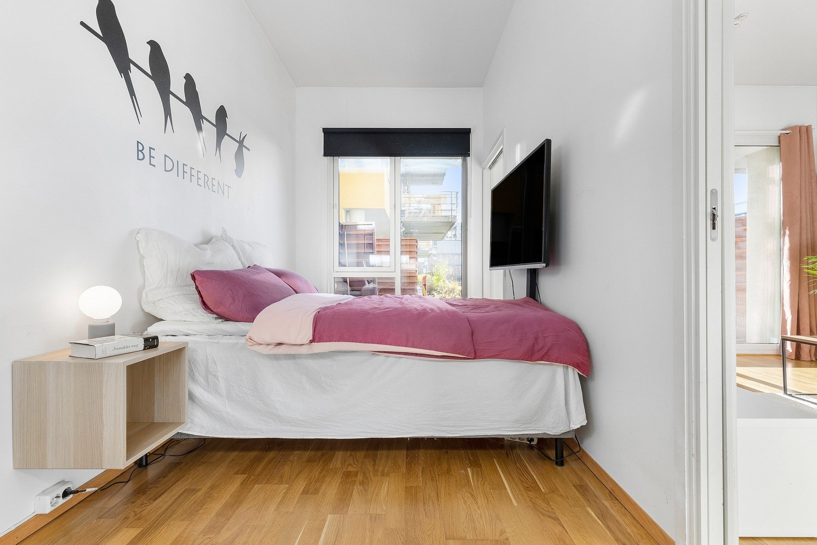 Leiligheten varmes opp av fjernvarme via radiator på stuen og soverommet, som er inkludert i felleskostnadene Galleribilde