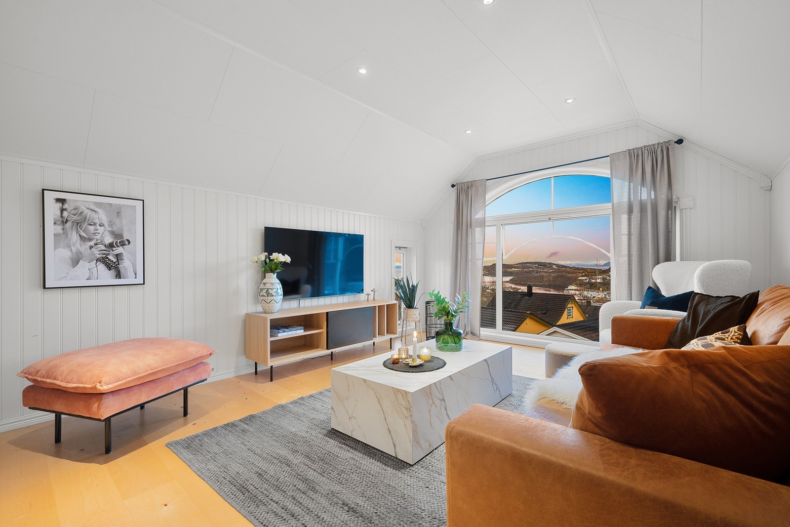 Fra loftstuen nyter du utsikt over nærområdet, hav og fjell Galleribilde