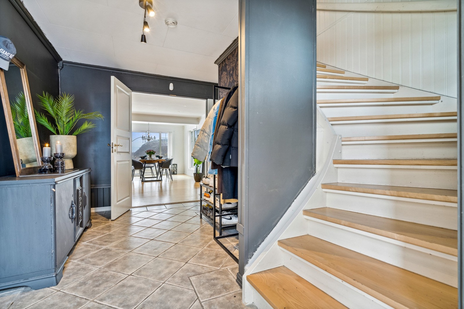 Gang med plass til oppheng og garderobeløsning Galleribilde