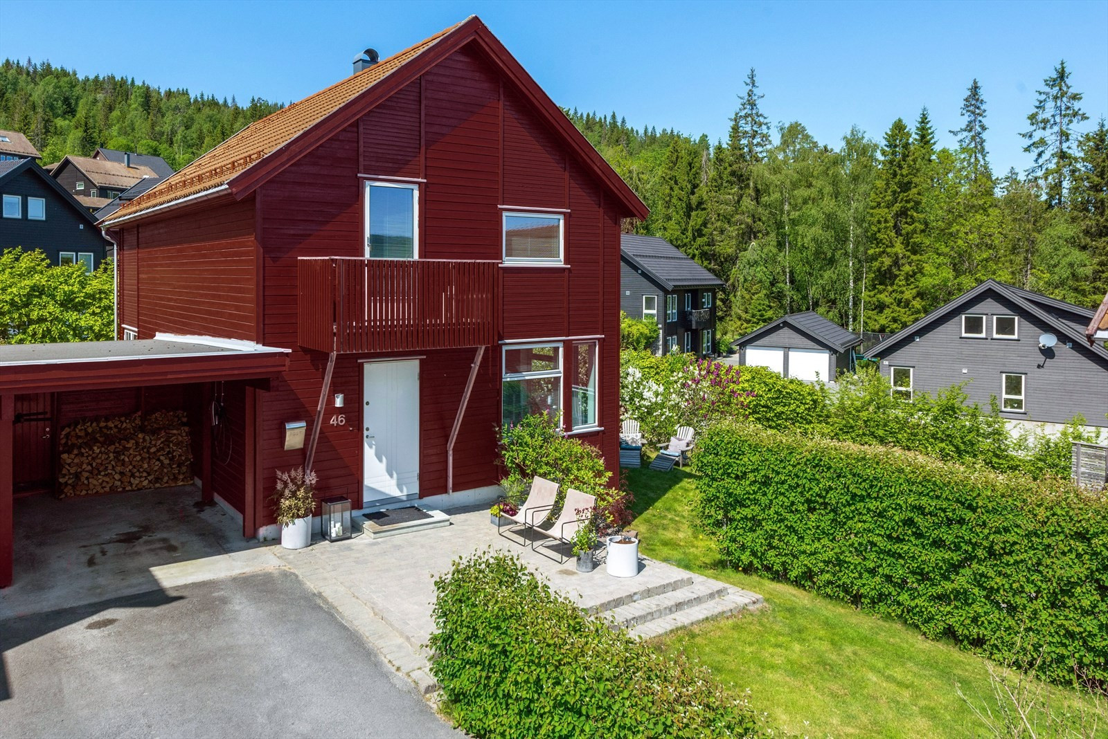 Lys og delikat lavenergi enebolig. Svært barnevennlig og solrikt. 4/5 sov, 2 stuer og 3 bad. Flytt rett inn! Carport.