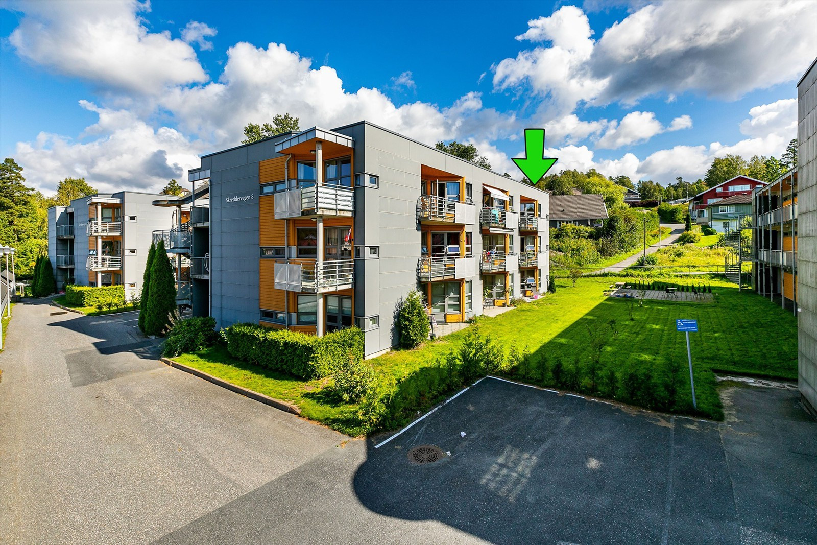 Fin 3-roms topp- og endeleilighet med heis i bygget. Sydvendt balkong med utsyn og gode solforhold. Carport. Nær bhg.