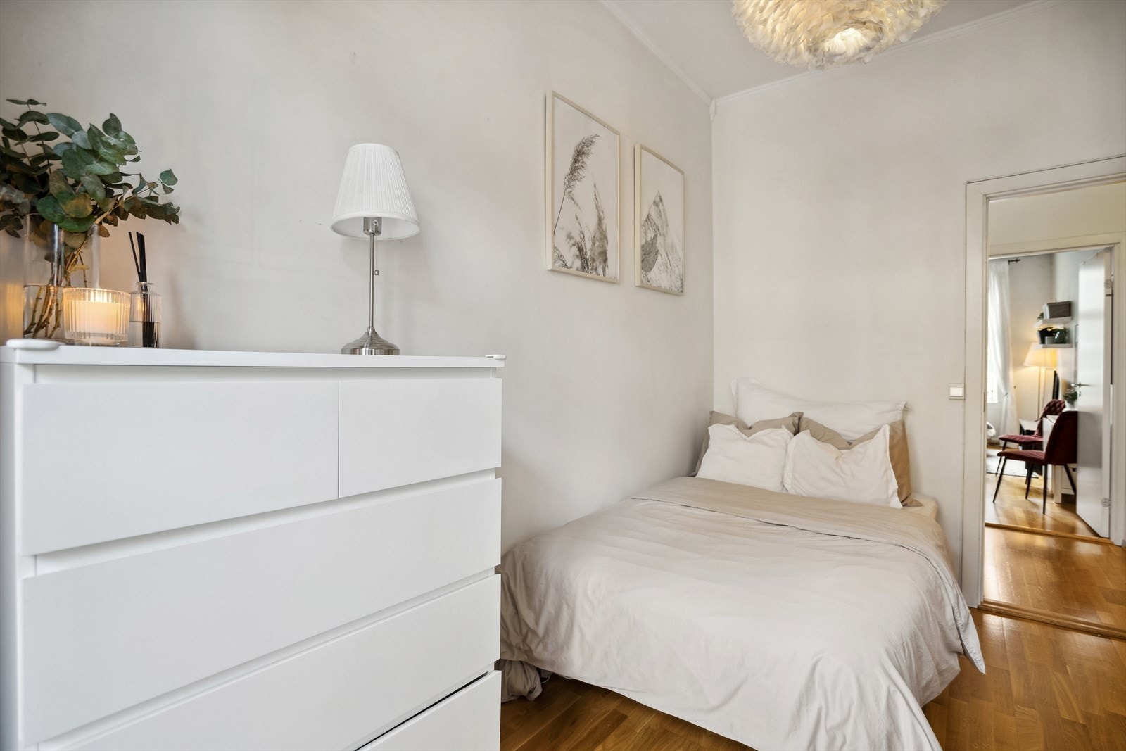 Romslig soverom med god plass til dobbeltseng og stort garderobeskap. Galleribilde
