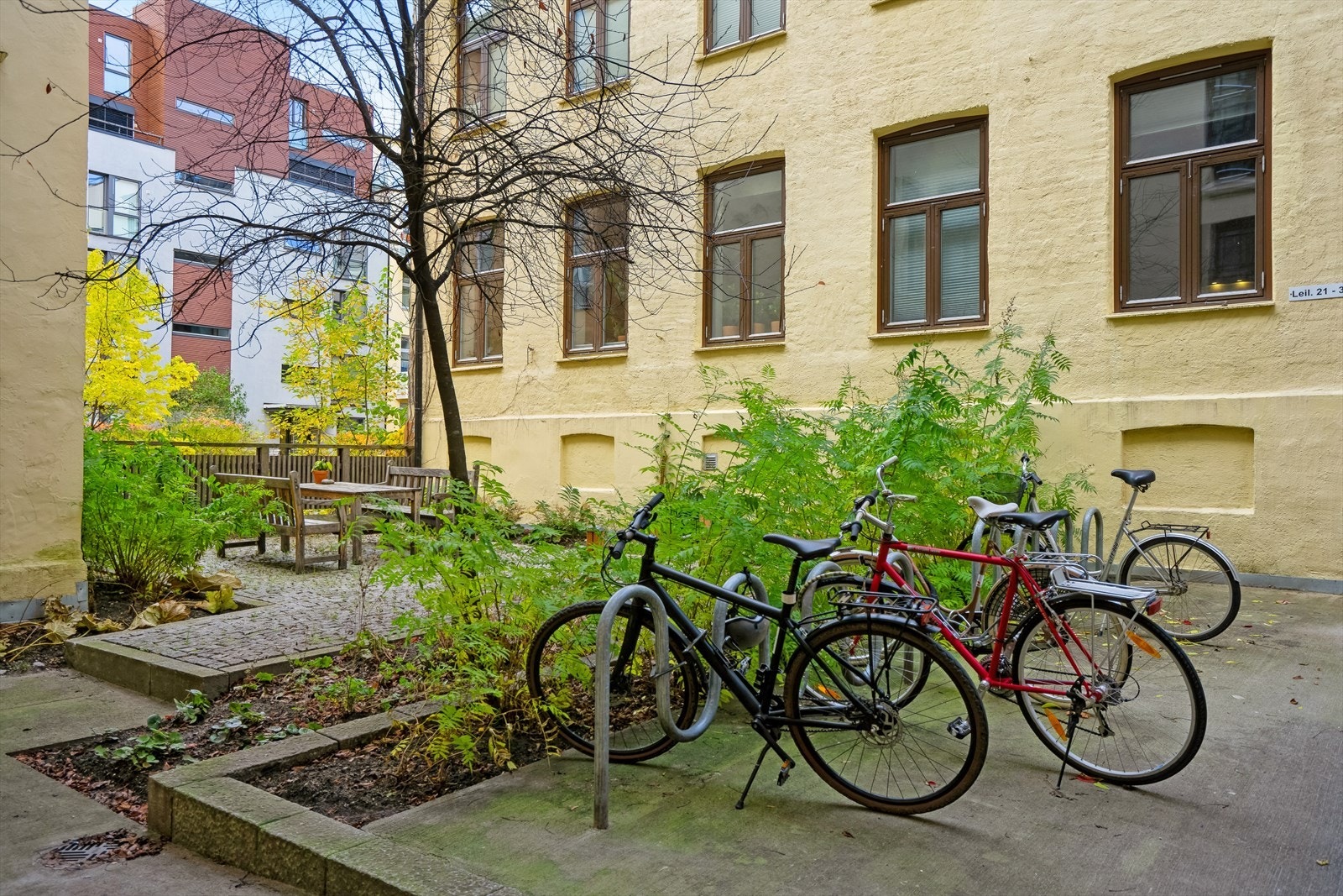 Bakgård. Galleribilde
