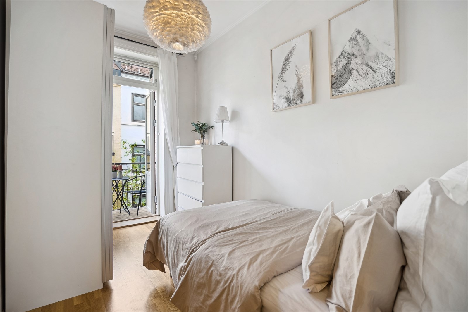 Soverommet vender mot hyggelig bakgård. Galleribilde