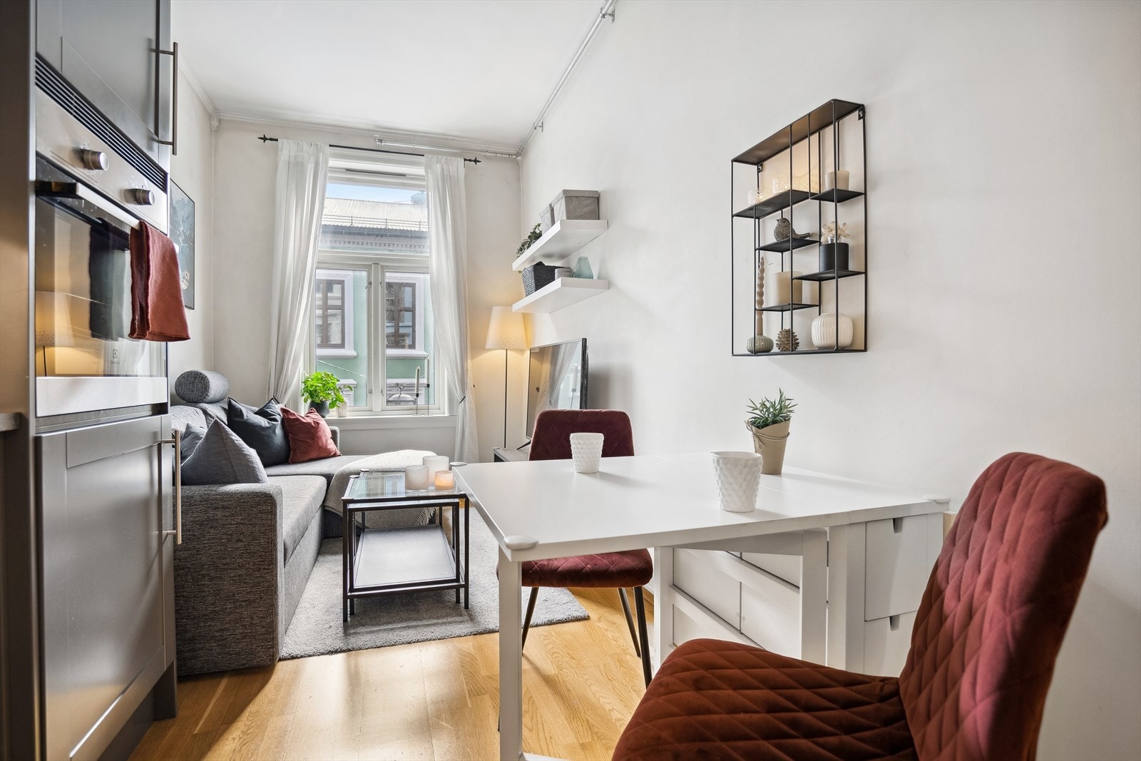 Det praktiske bordet kan brukes etter behov og legges ned for luftigere romfølelse. Galleribilde
