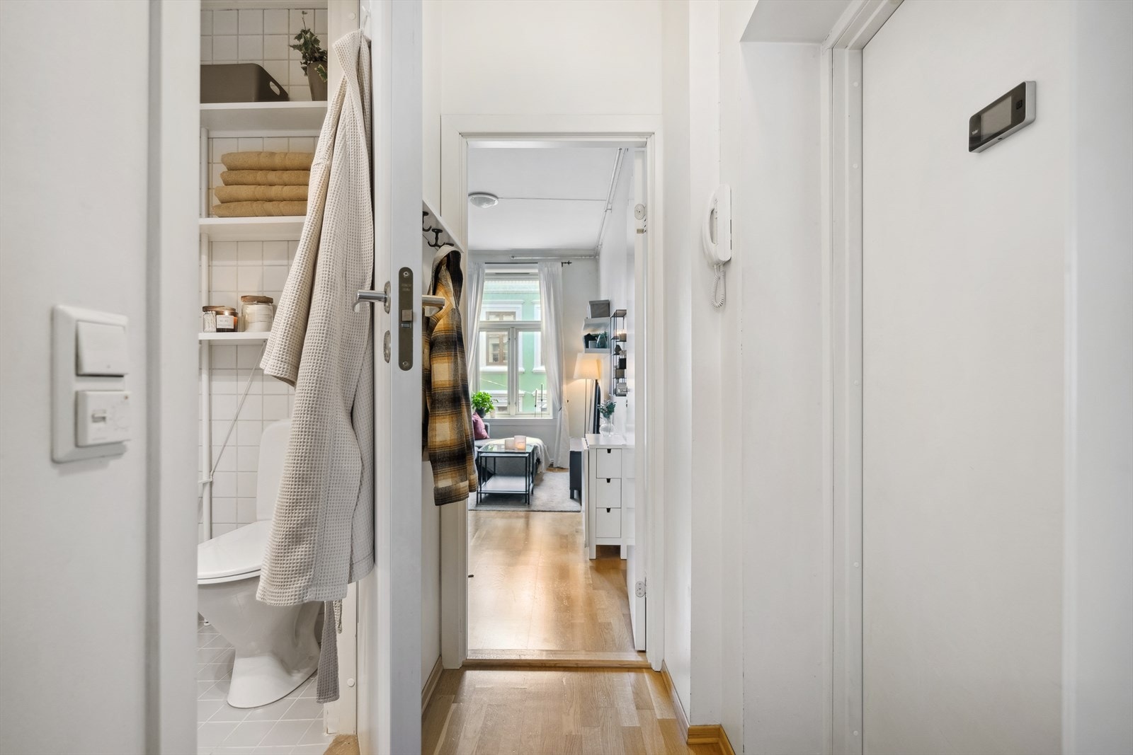 Gang med adkomst til stue/ kjøkken, bad og soverom. Galleribilde