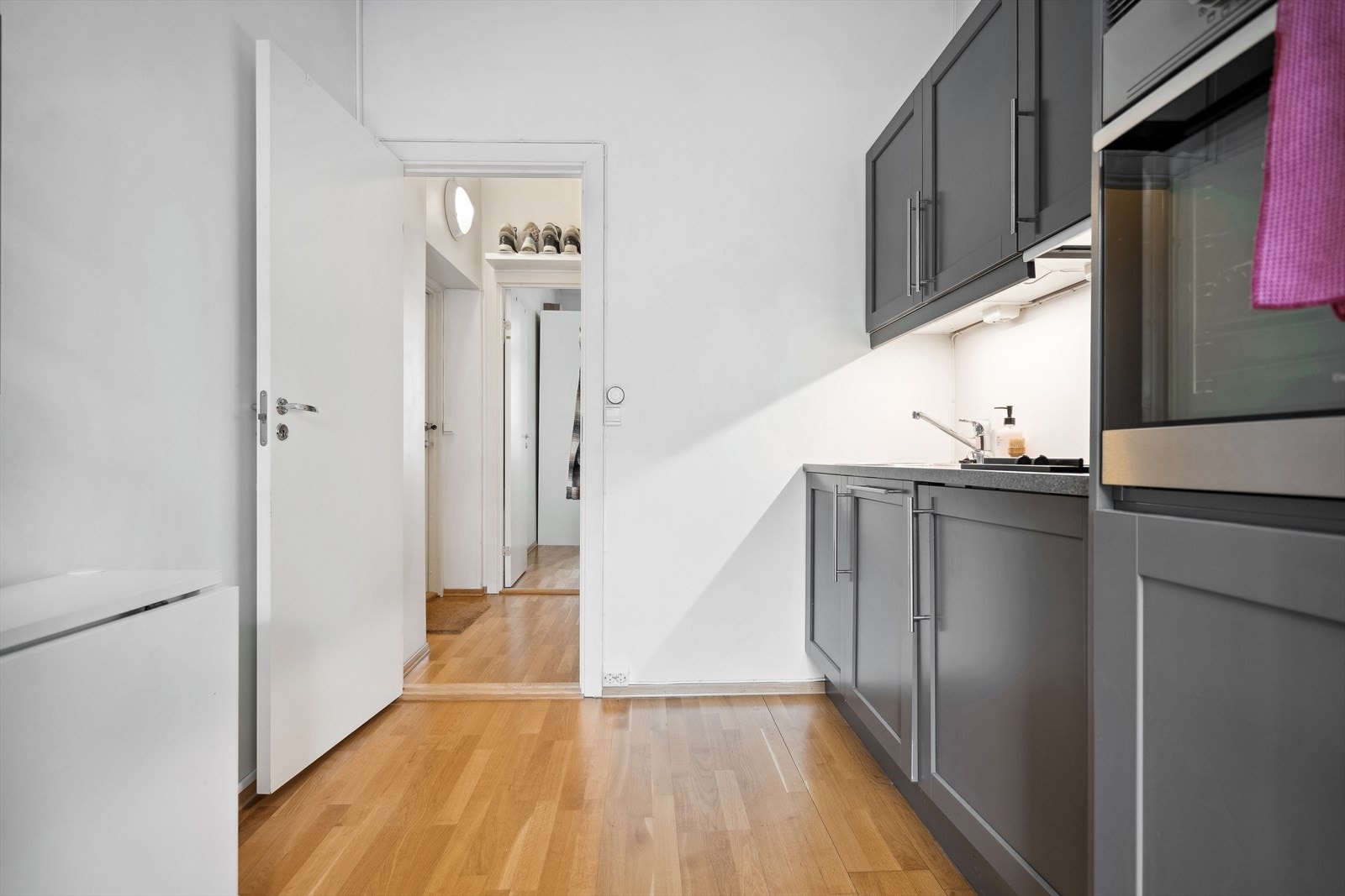 Det er integrert komfyrtopp, oppvaskmaskin, kjølekskap, vaskemaskin og stekeovn. Galleribilde