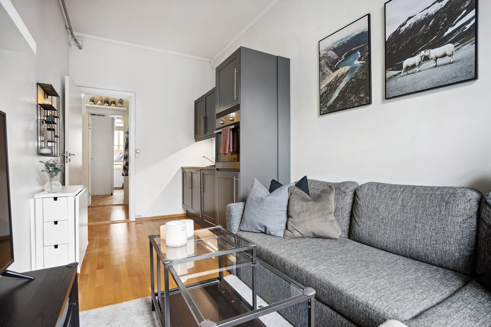 Lys og pen stue med plass til sofamøblement og spisebord. Galleribilde