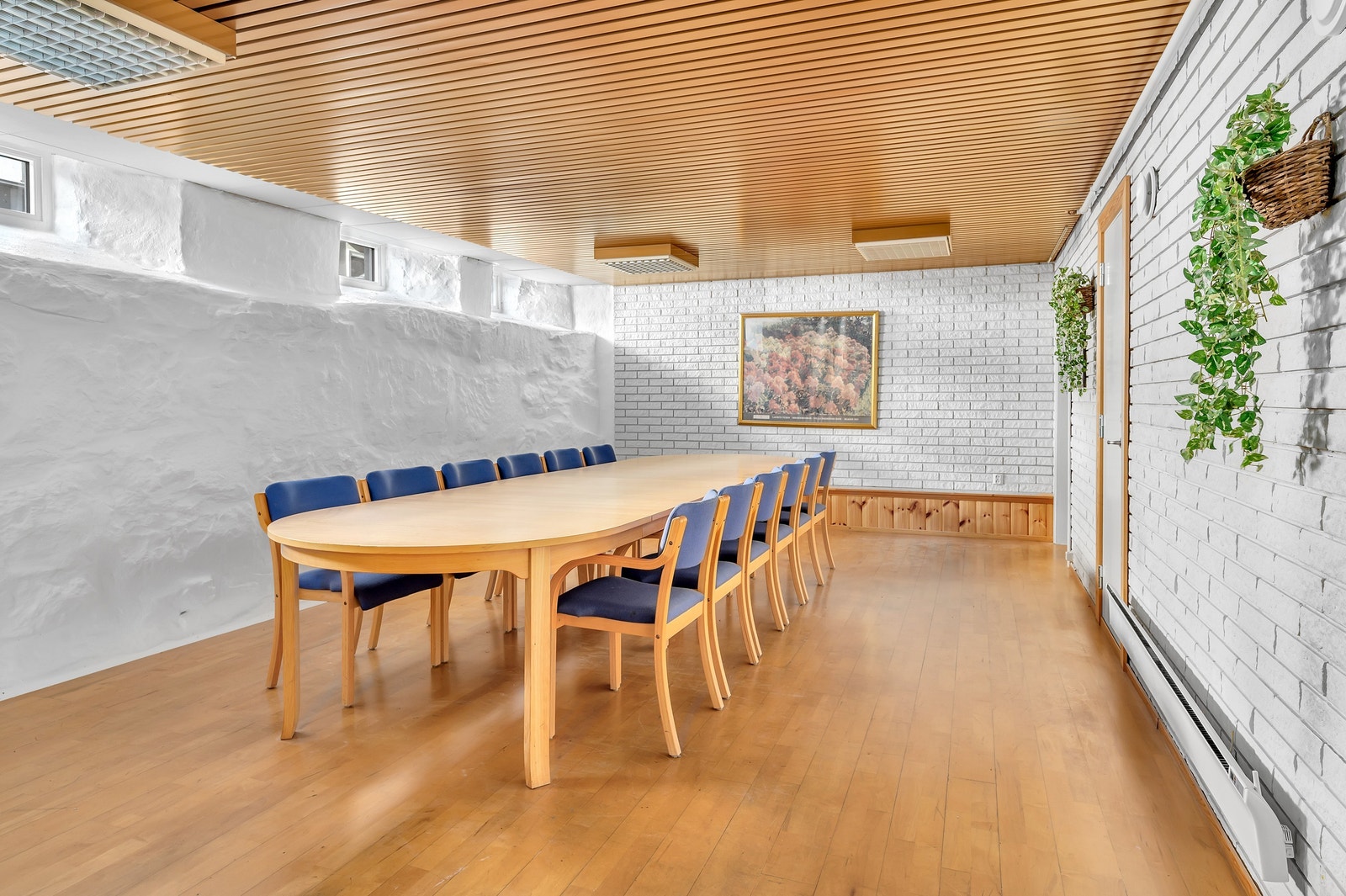Undervisning/møterom med tilknytning til et mindre kjøkken Galleribilde