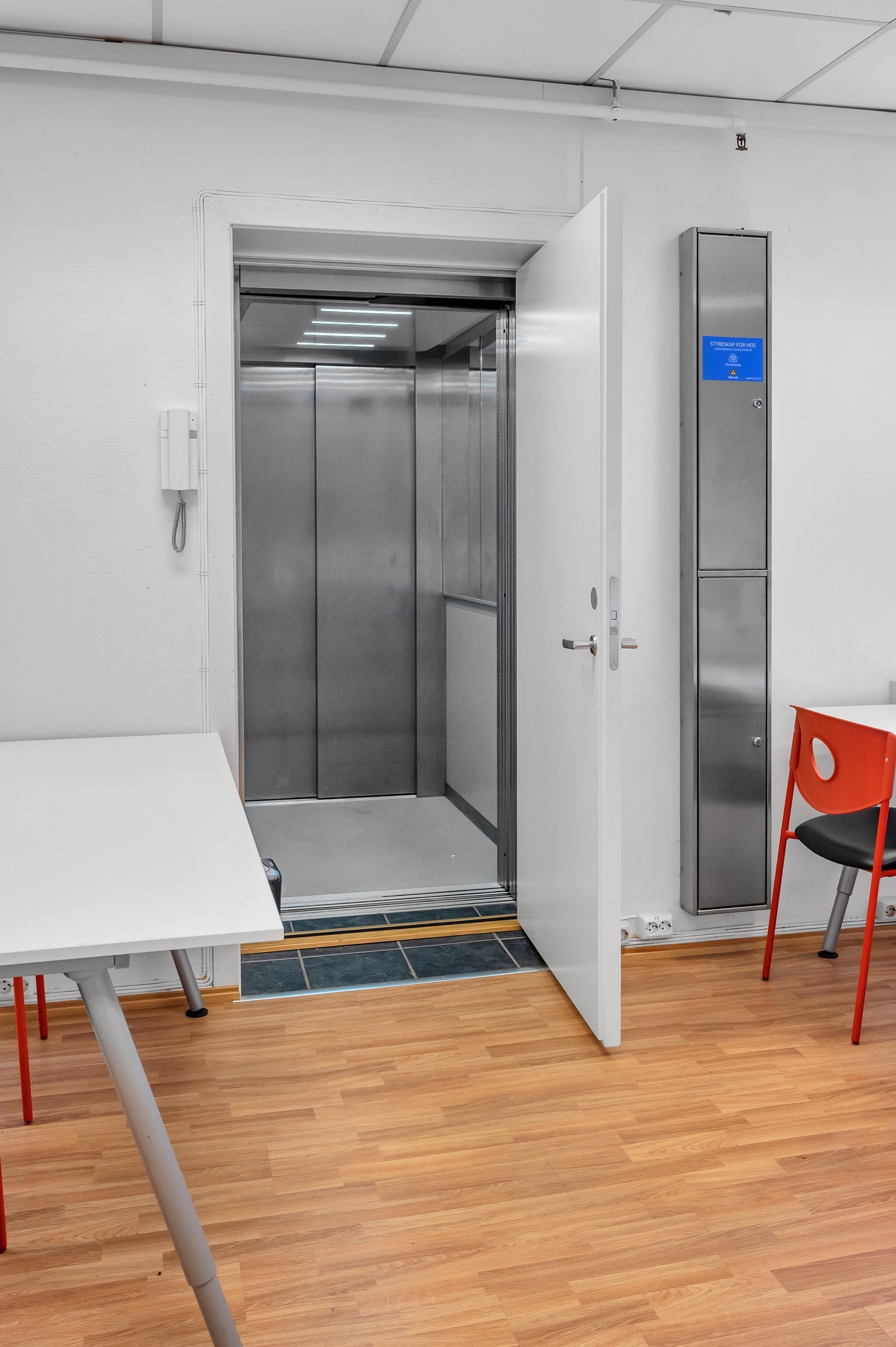 Heis fra gateplan direkte opp til kontor og kurslokalet i 2 etasje. Galleribilde