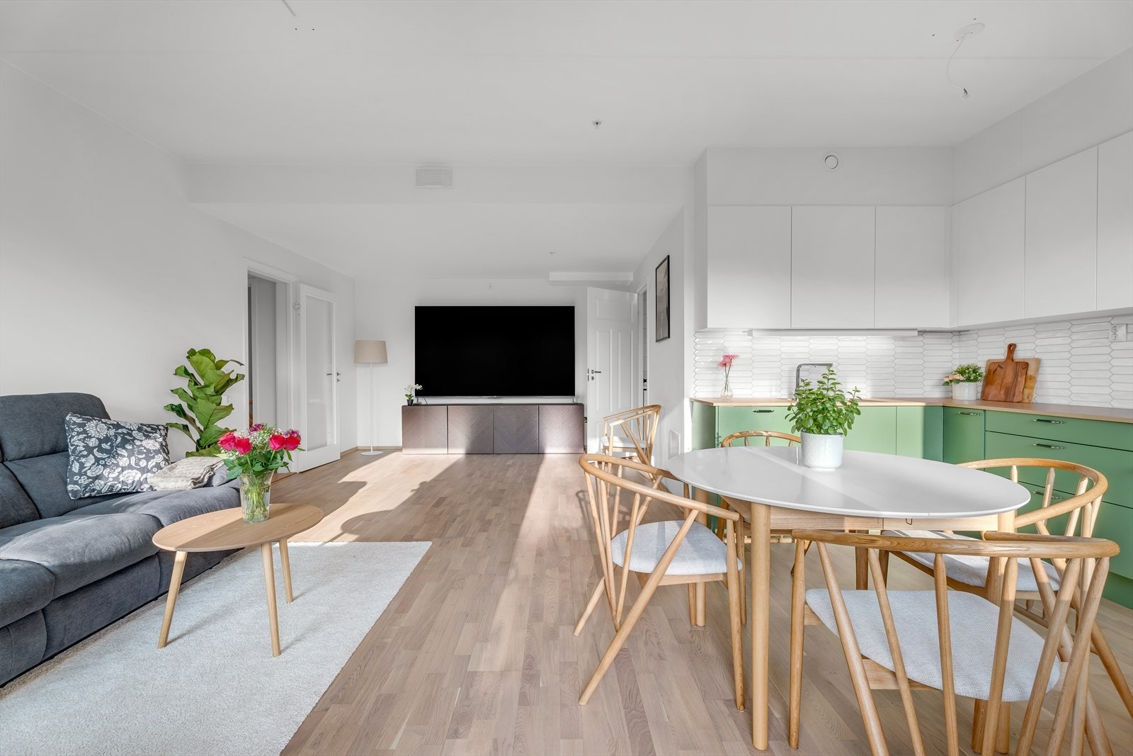 En lys og luftig stue innbyr til hygge og det er mer enn nok plass til en romslig sofagruppe og spiseplass. Galleribilde