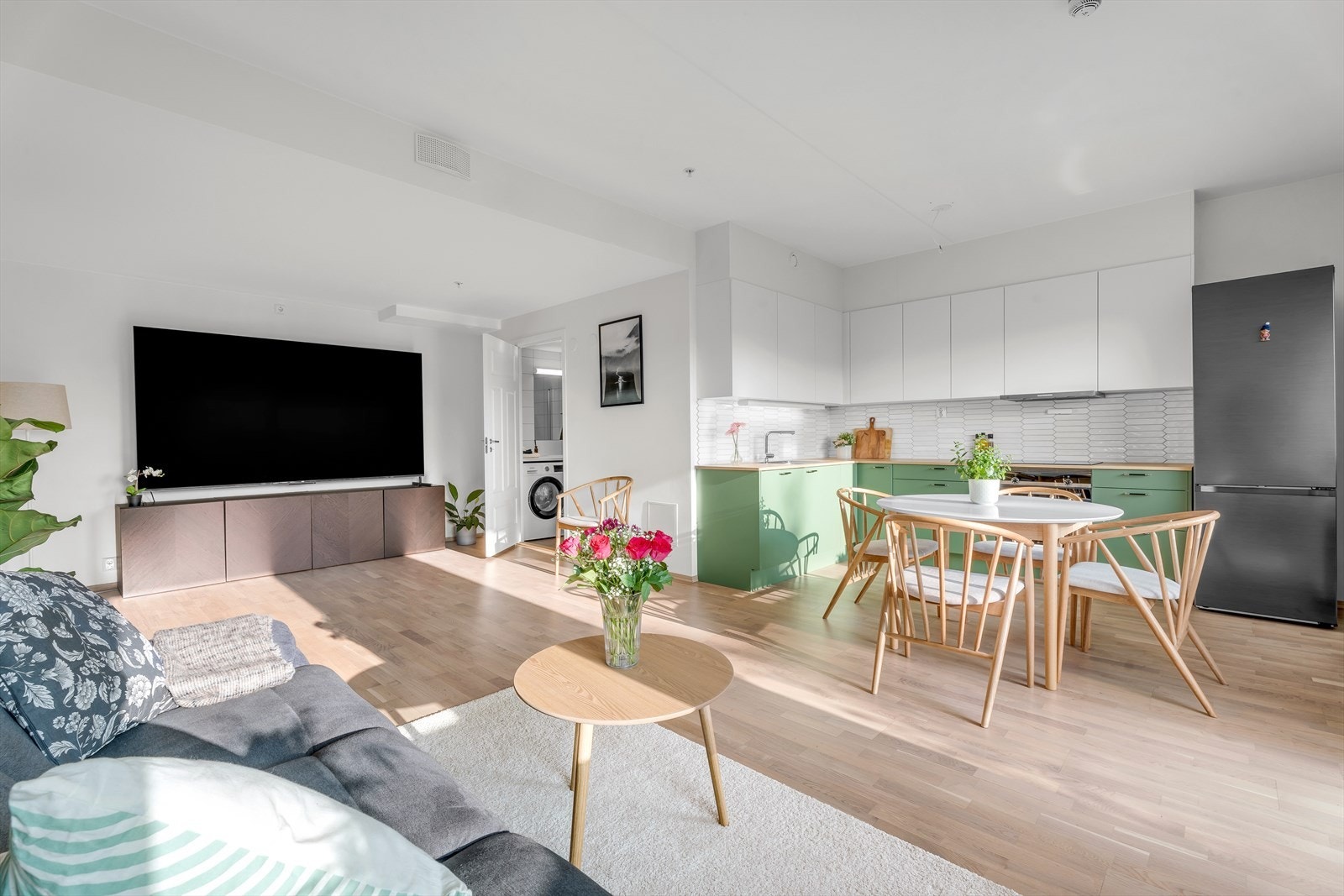 Dette er et sosialt hjem med en praktisk planløsning og moderne standard. Galleribilde