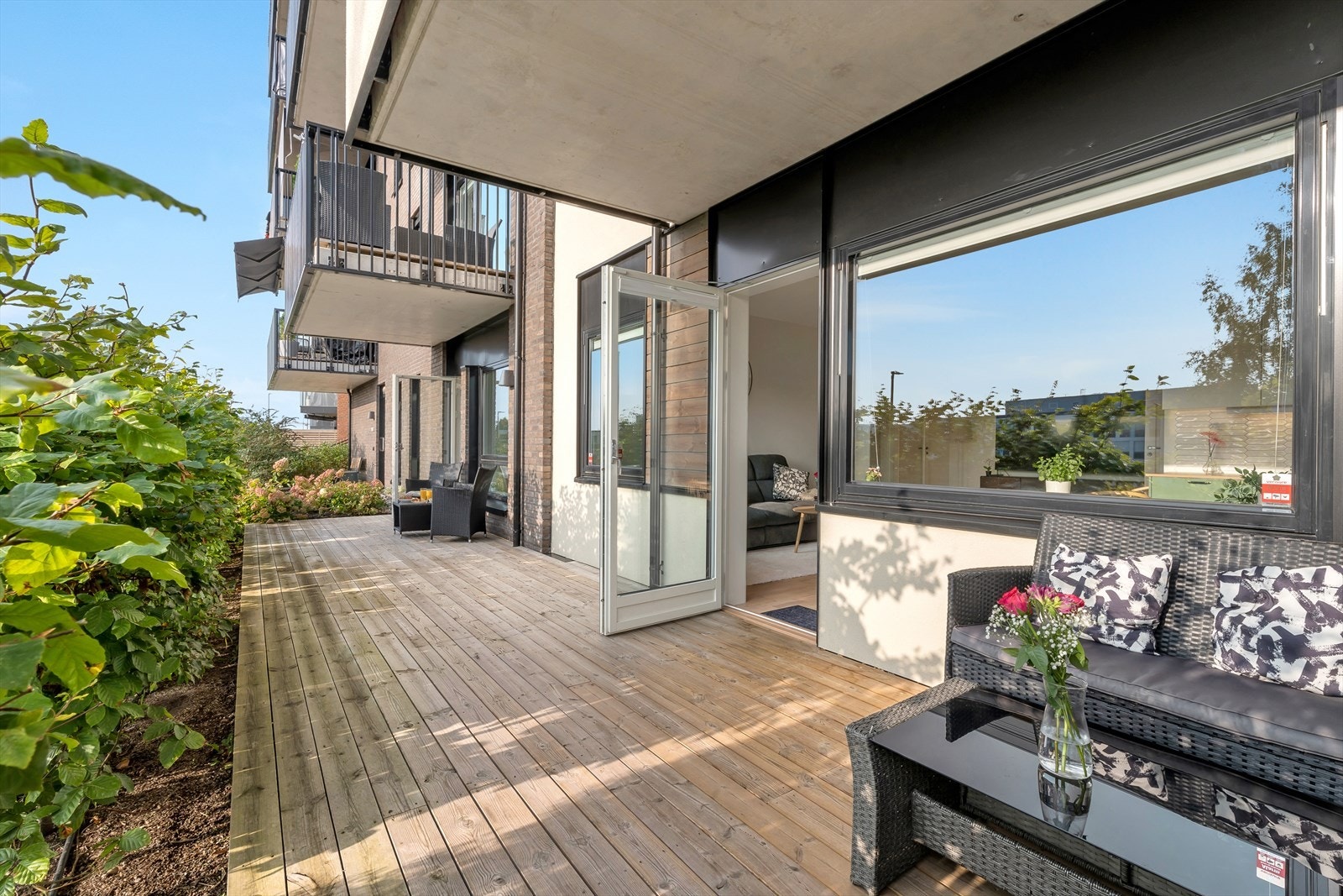 Fra stuen er det utgang til en stor, privat markterrasse! På vår- og sommerhalvåret blir dette som en fin forlengelse av stuen og gir mer rom for sosiale stunder. Galleribilde