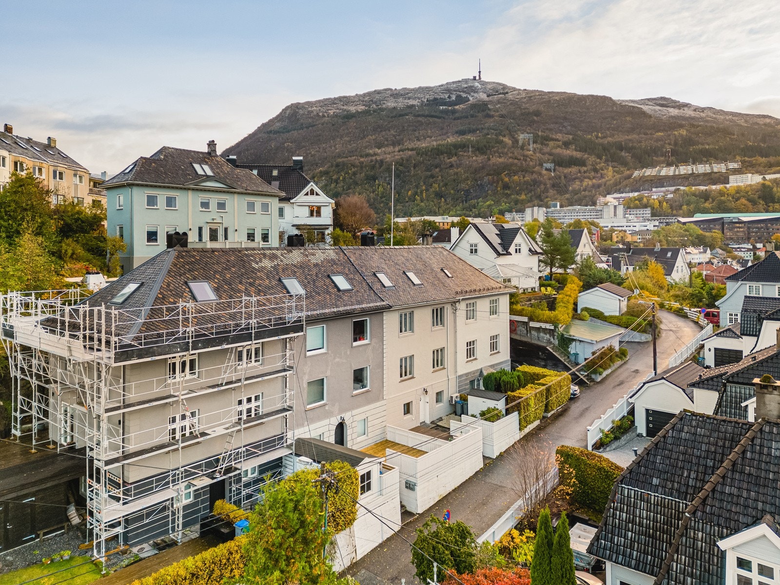 Det er ca. 5 minutters kjøretur til sentrum og 4 minutters gange til nærmeste bybanestopp. Galleribilde