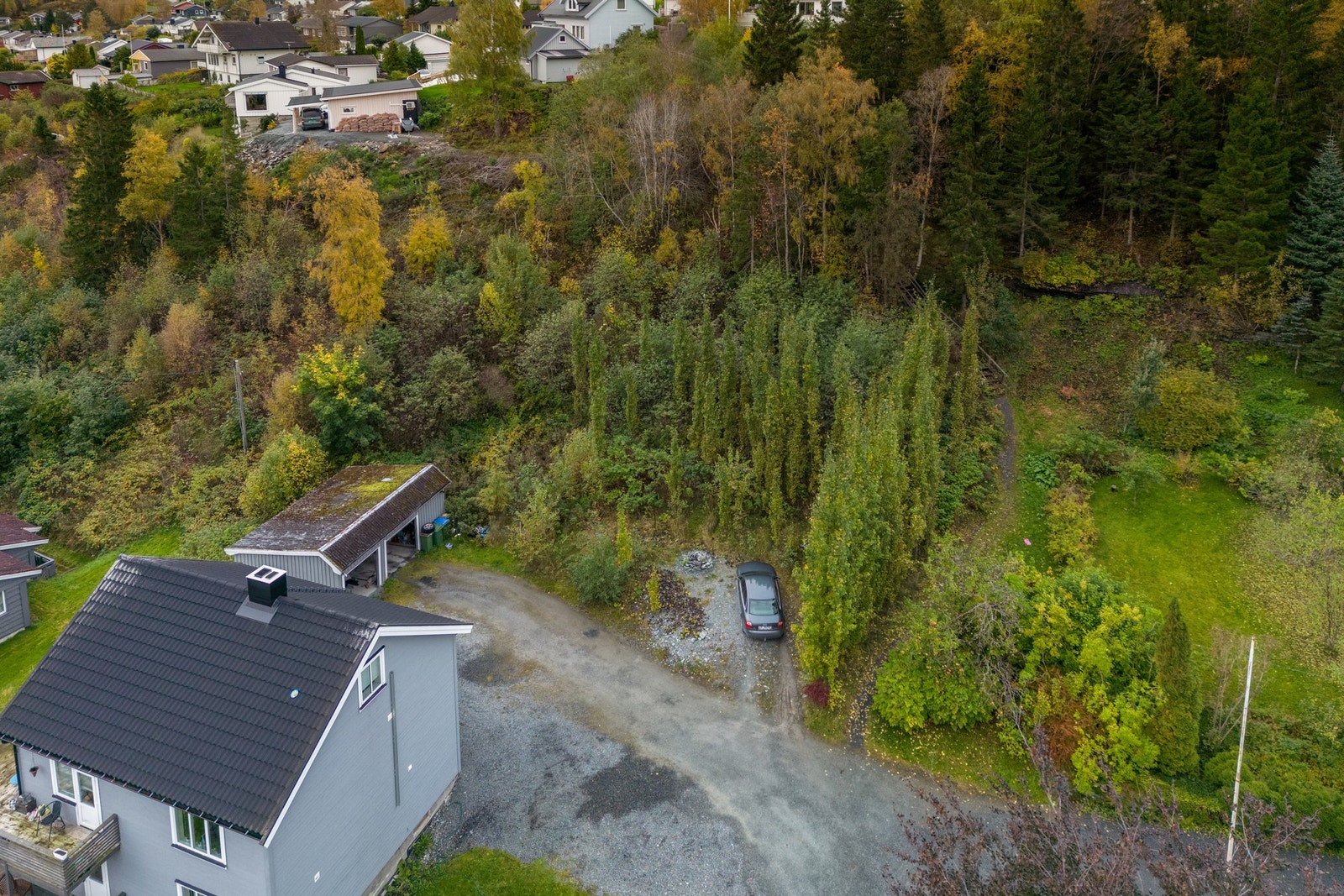 Fra tomten har man gangavstand til Skogn sentrum med bl.a. jernbanestasjon, dagligvareforretninger, restauranter og frisør. Galleribilde