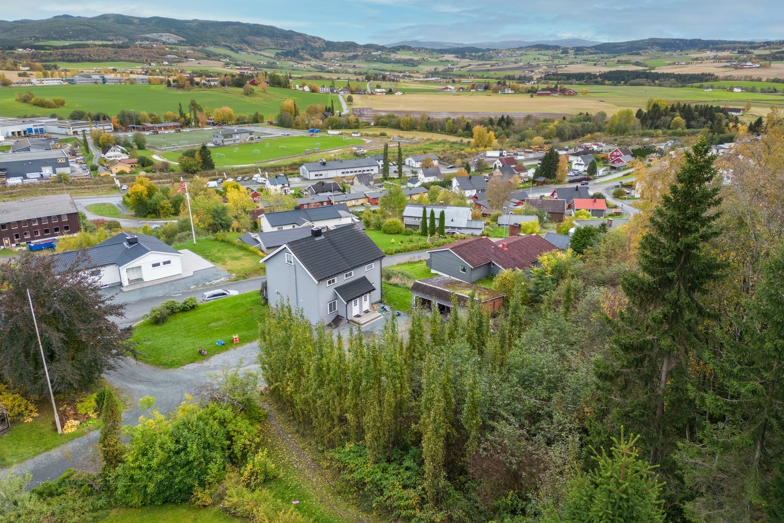 Eiendom beliggende i et veletablert boligfelt like ved Skogn sentrum, med flott utsikt. Galleribilde