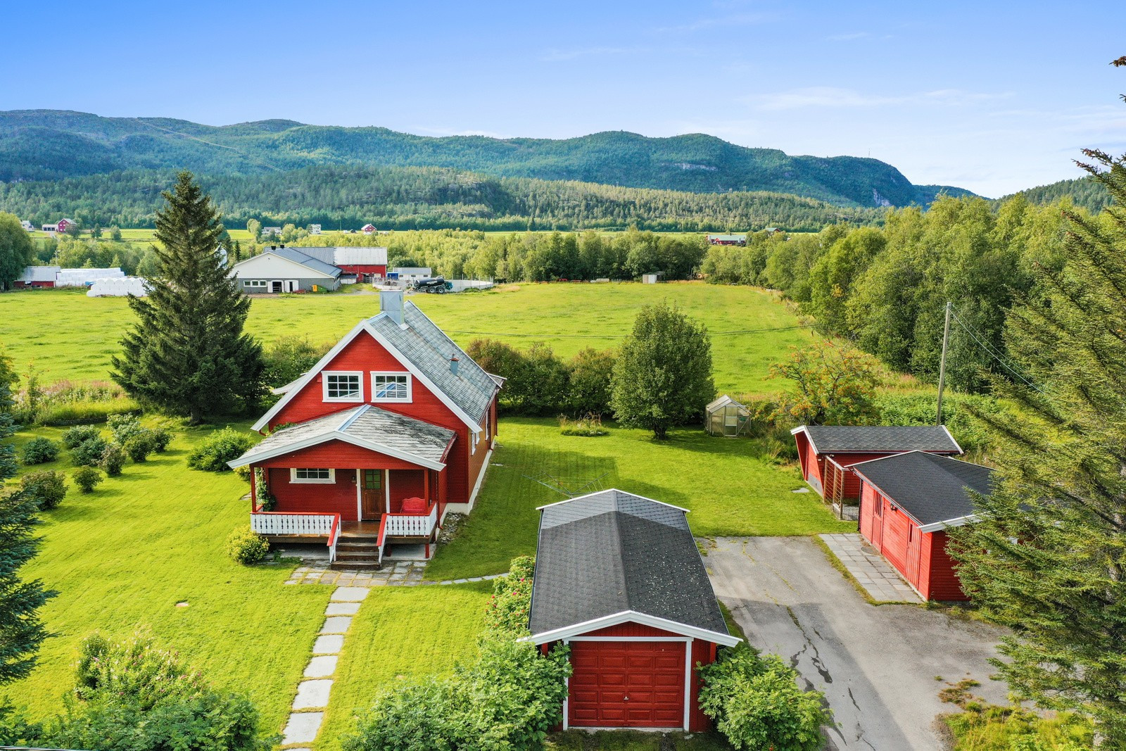 Tverrelvdalen: Enebolig over tre plan med landlig beliggenhet. Flott uteområde og to garasjer