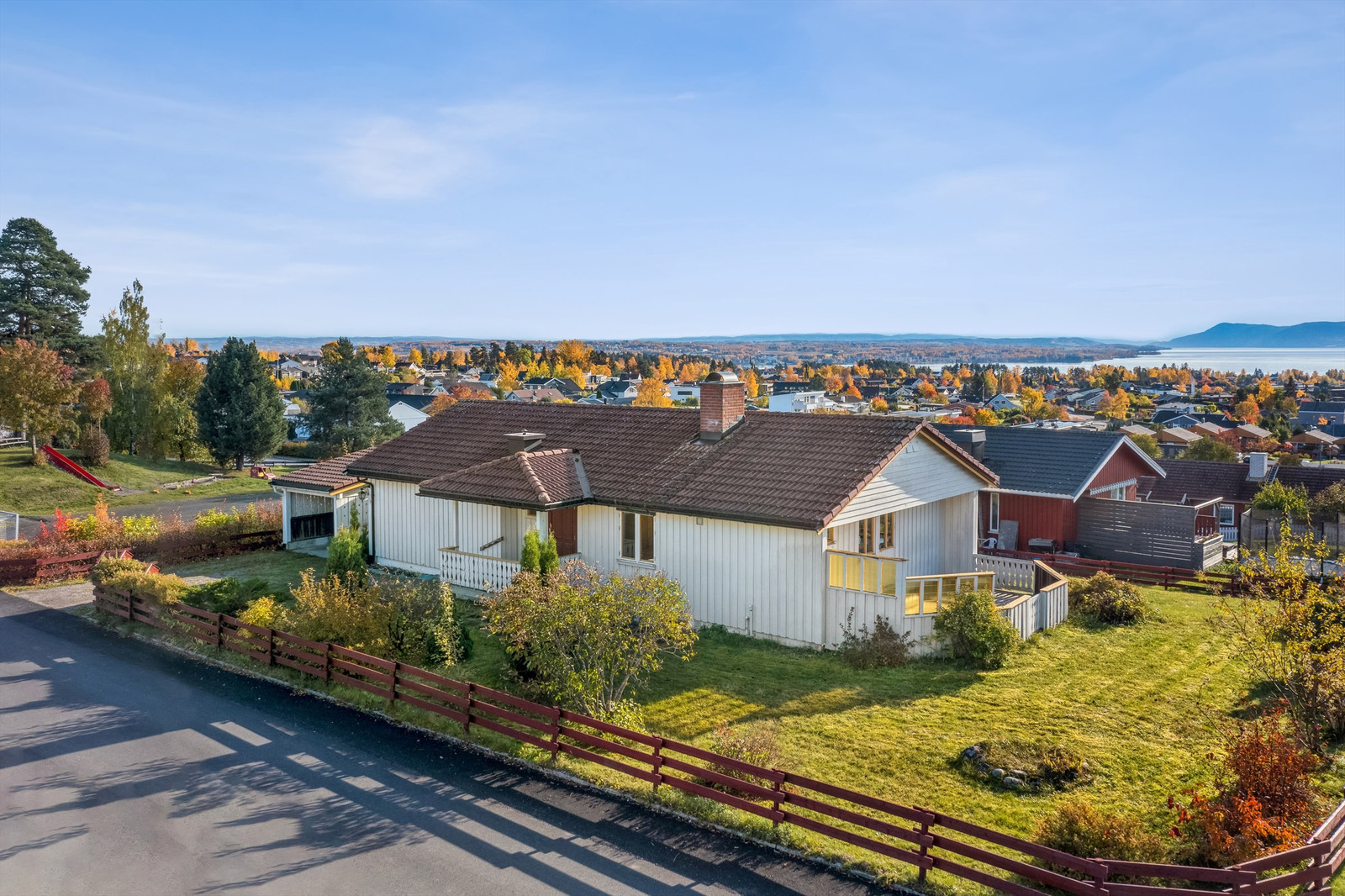 Koselig familievennlig enebolig med attraktiv beliggenhet på Holsjordet. Flotte solforhold og vakker utsikt.