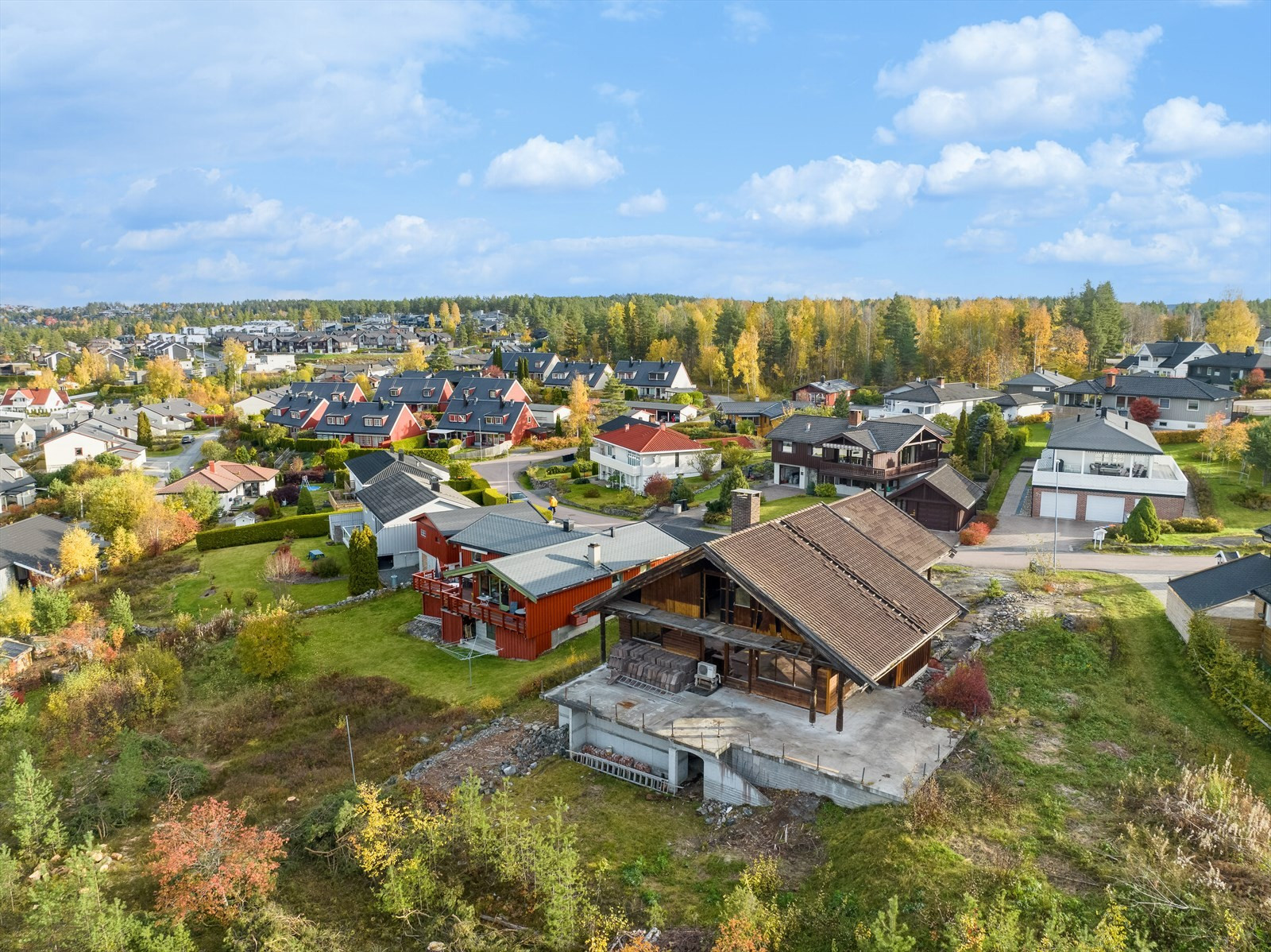 Gamlegrendåsen - Stor enebolig med store rehabiliteringsbehov. Fin beliggenhet, med flotte sol og utsikts-forhold.